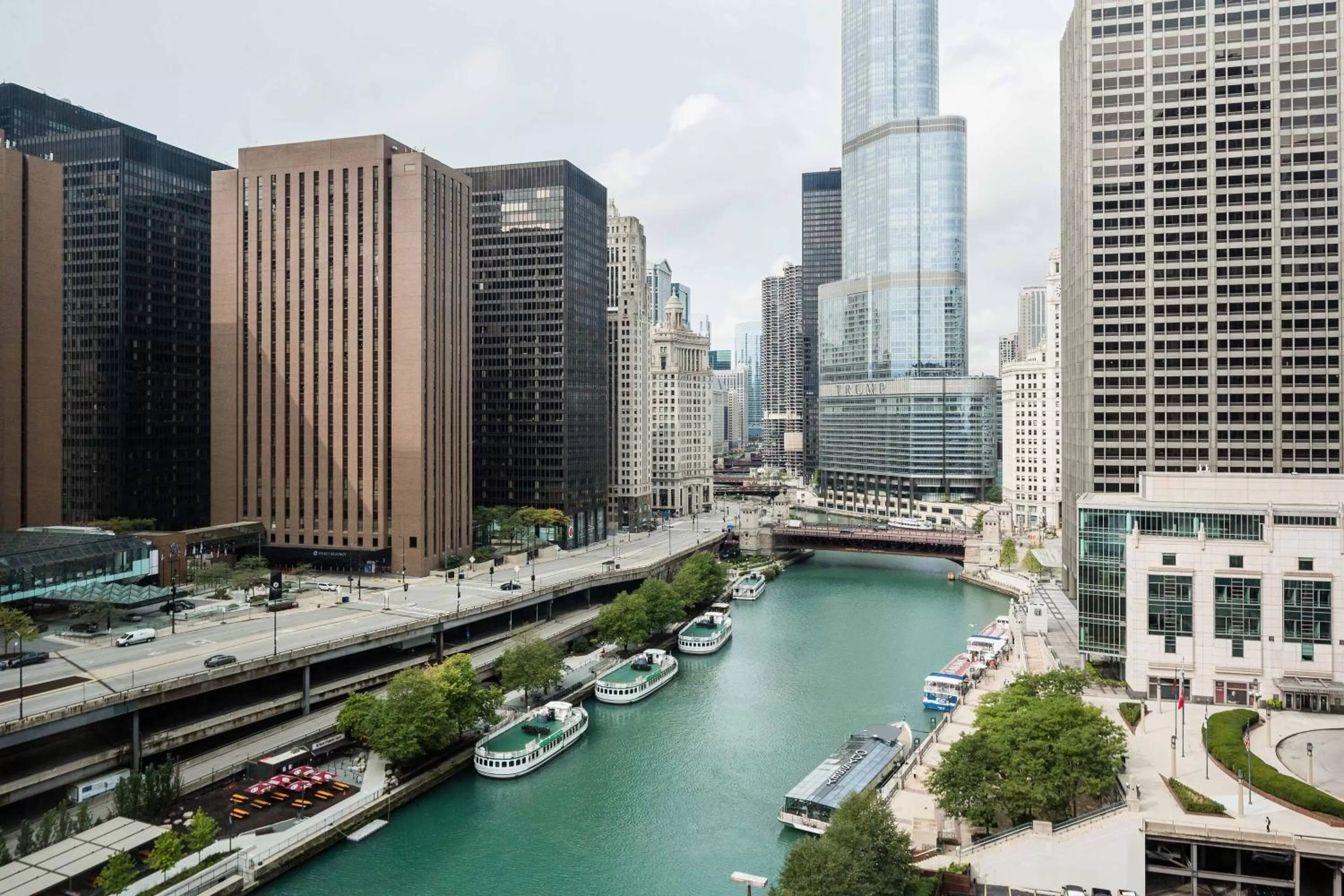 Photo of the whole room in Sheraton Grand Chicago Riverwalk