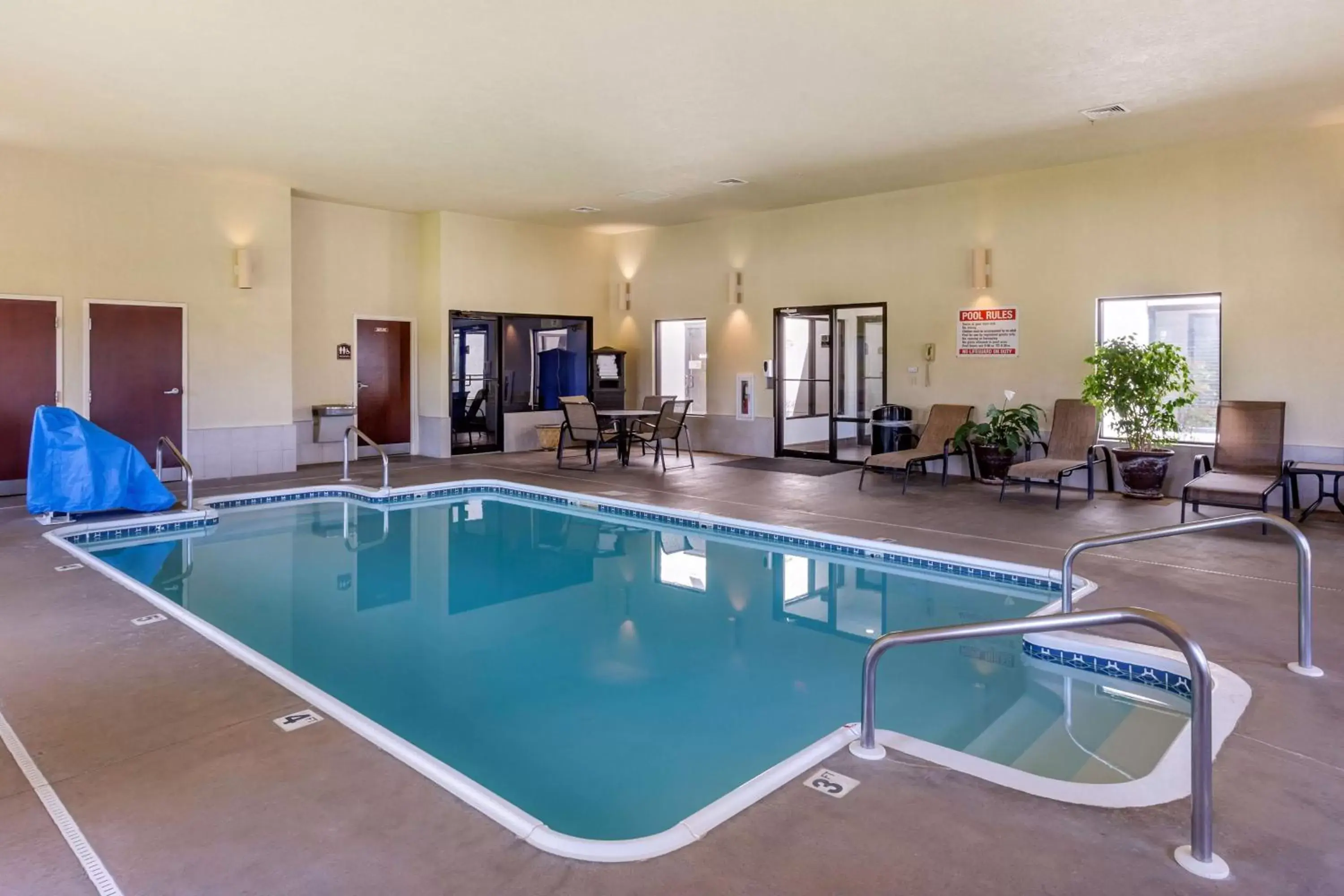 Pool view, Swimming Pool in Best Western Plus Springfield Airport Inn