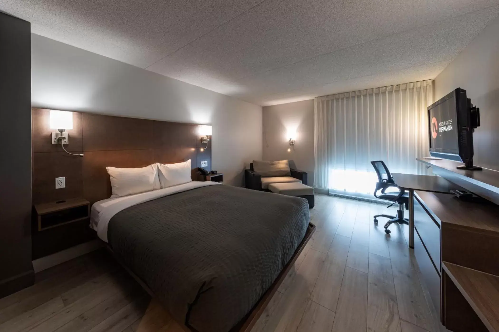 Bed in Hôtel & Suites Normandin Québec
