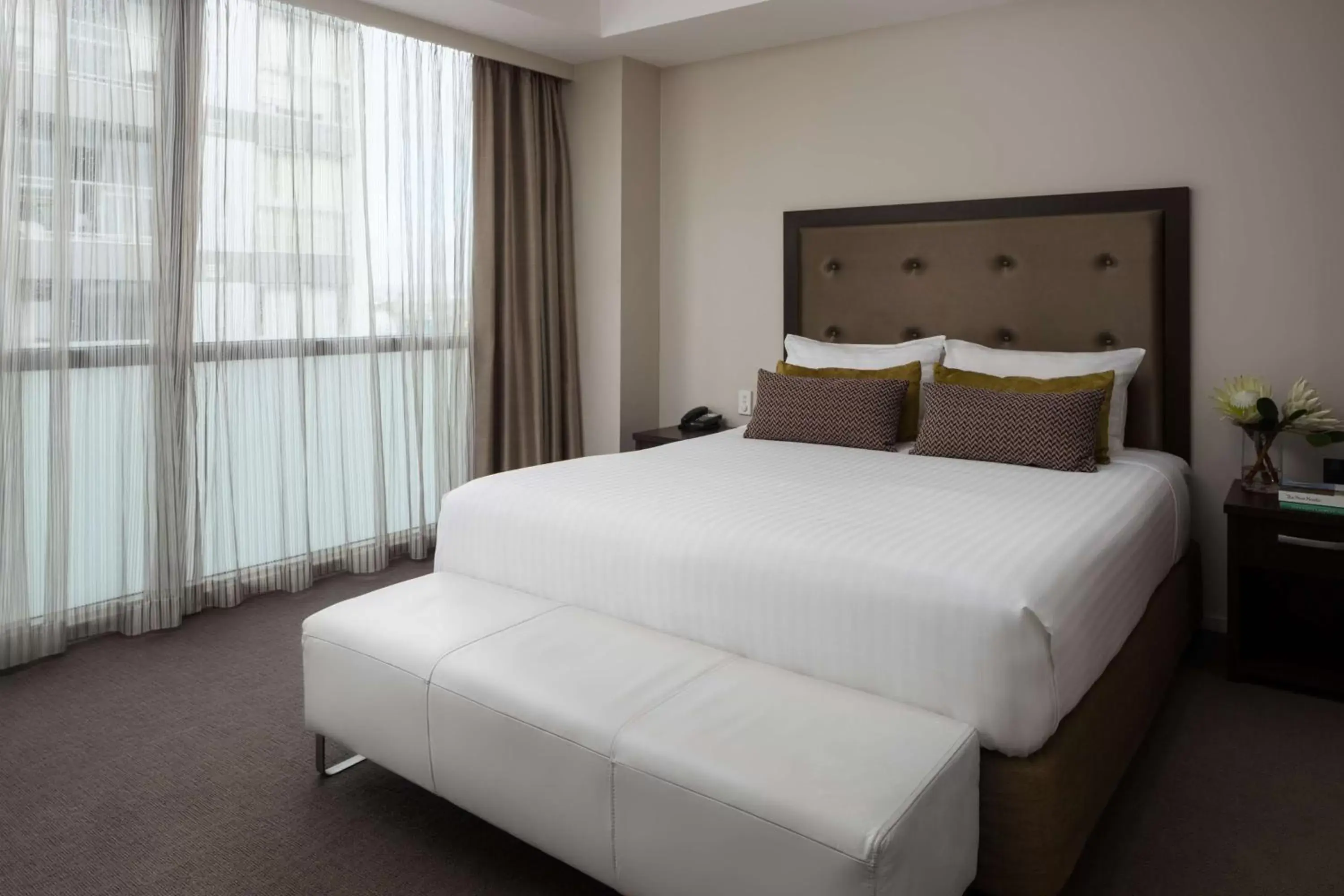 Bedroom, Bed in Rydges Auckland