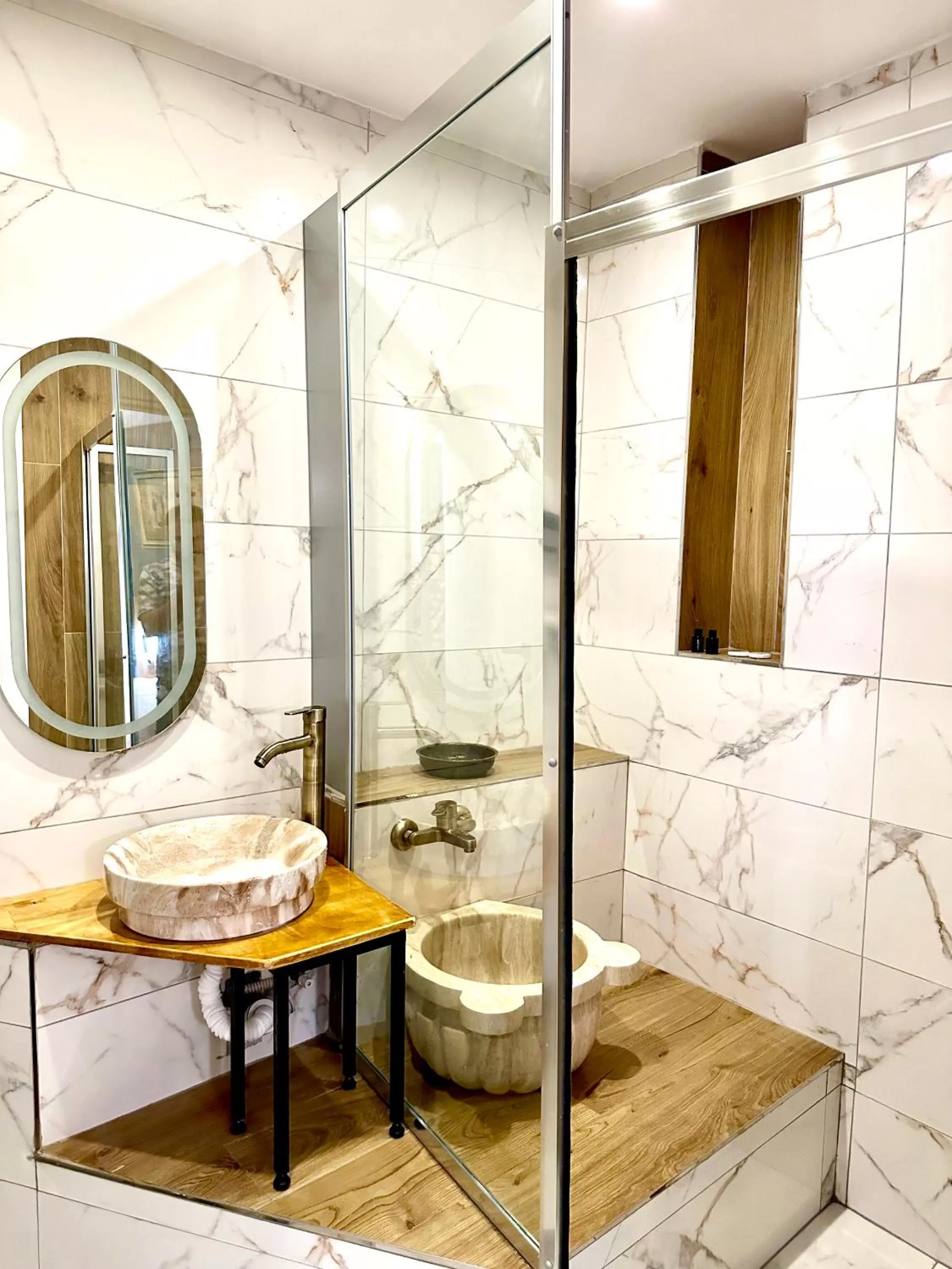 Shower in Newalla Hotel Old City