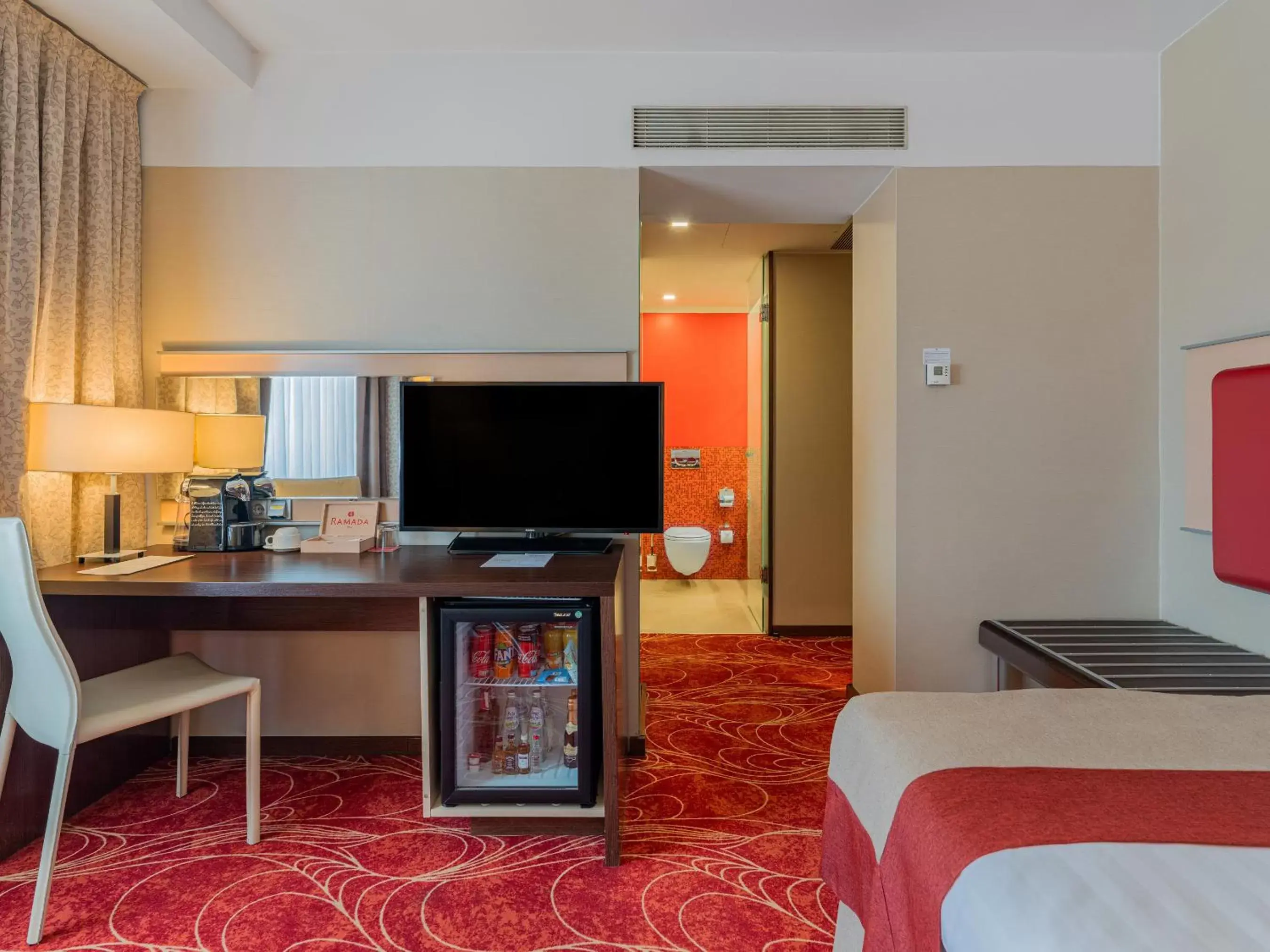 Coffee/tea facilities, TV/Entertainment Center in Ramada Sibiu Hotel