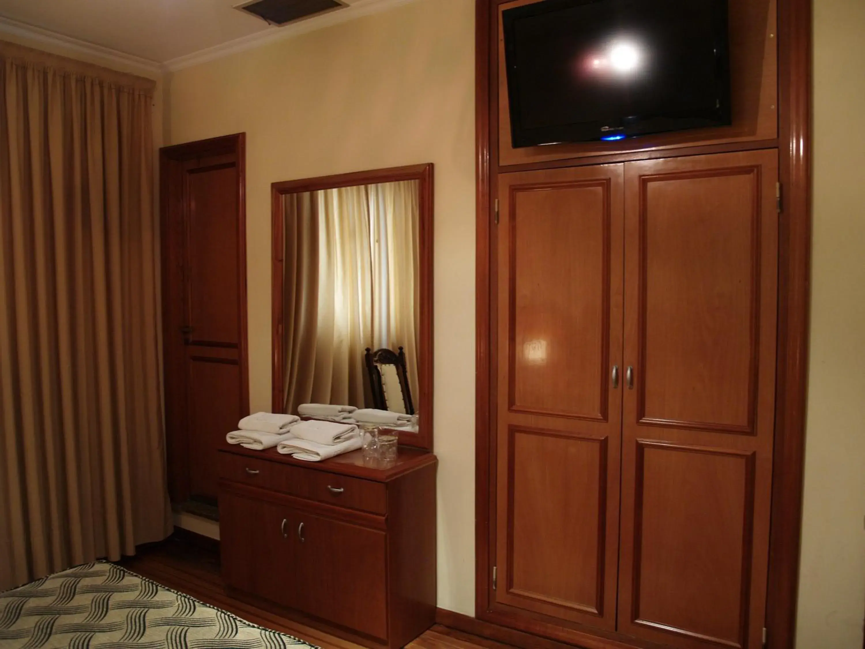 Bedroom, TV/Entertainment Center in Hotel El Cabildo