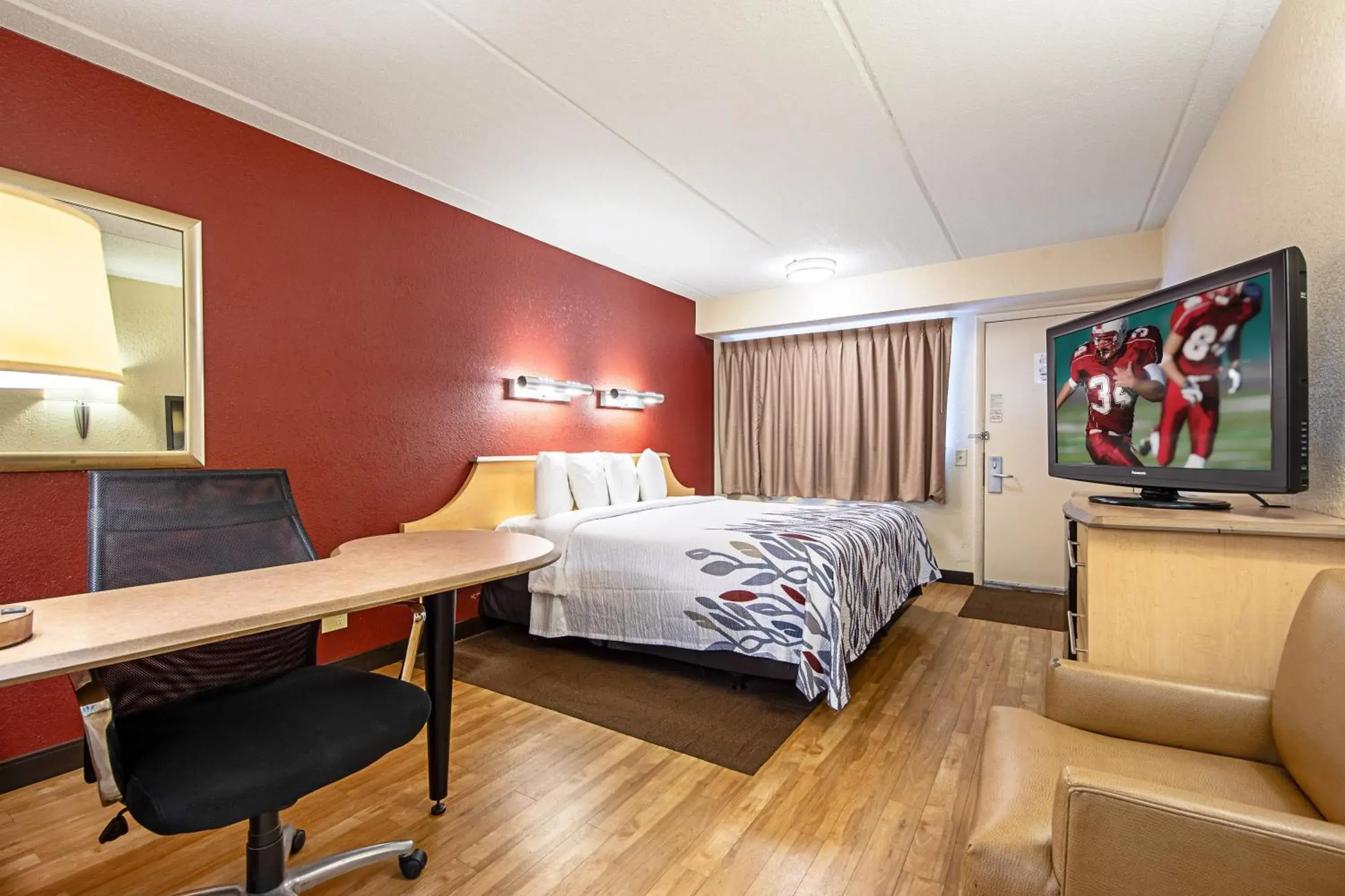 Bedroom, Bed in Red Roof Inn Virginia Beach