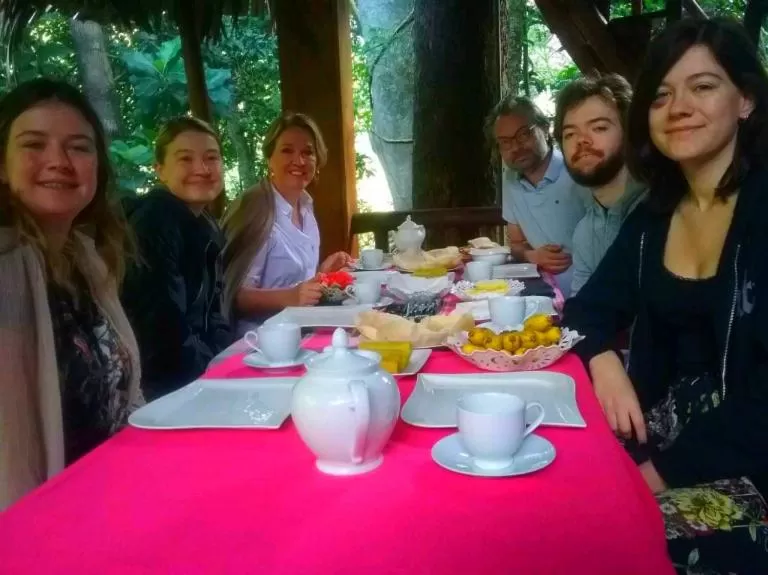 Restaurant/Places to Eat in Jungle Face Inn