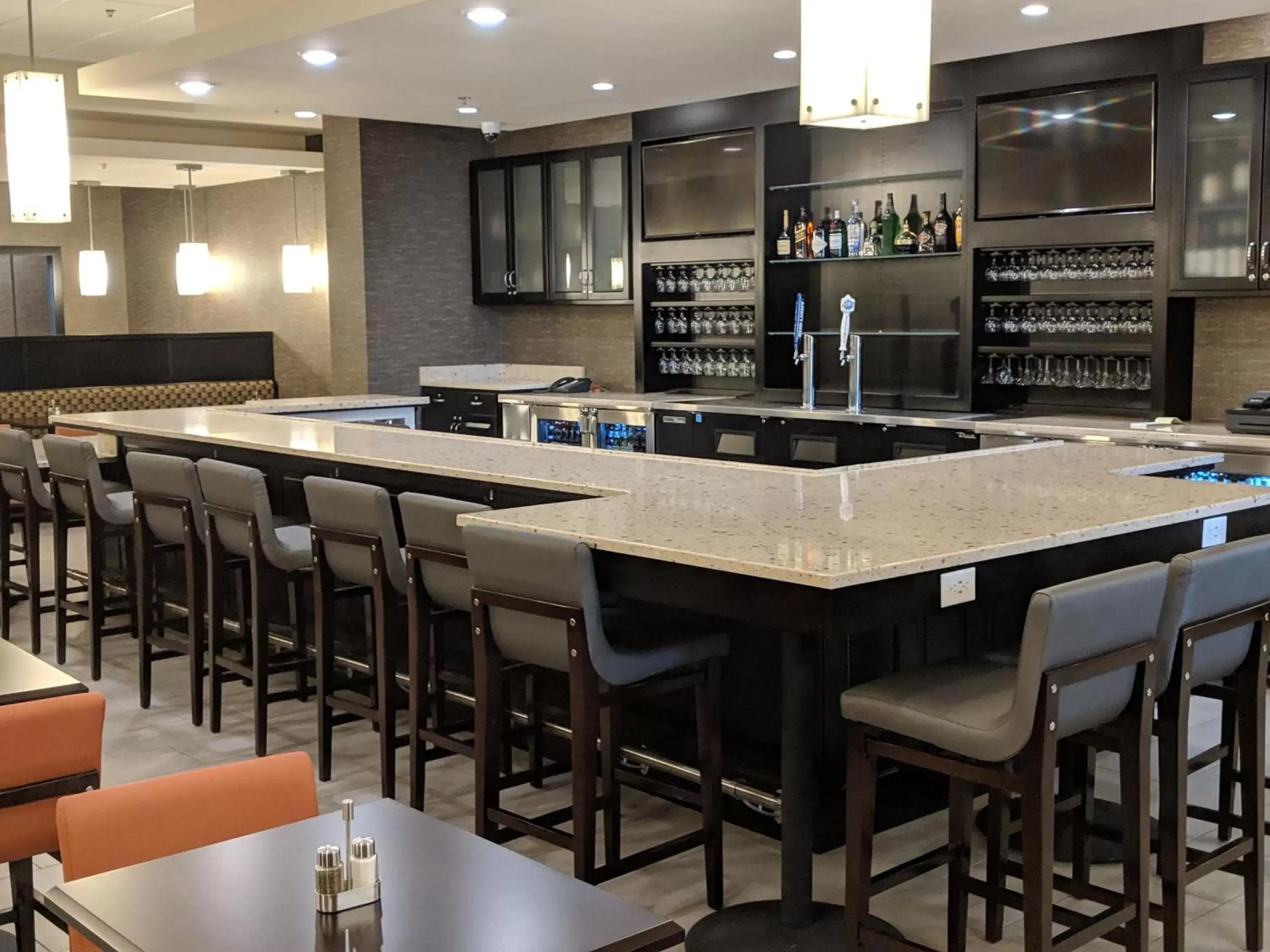 Restaurant/places to eat, Lounge/Bar in Holiday Inn Champaign, an IHG Hotel