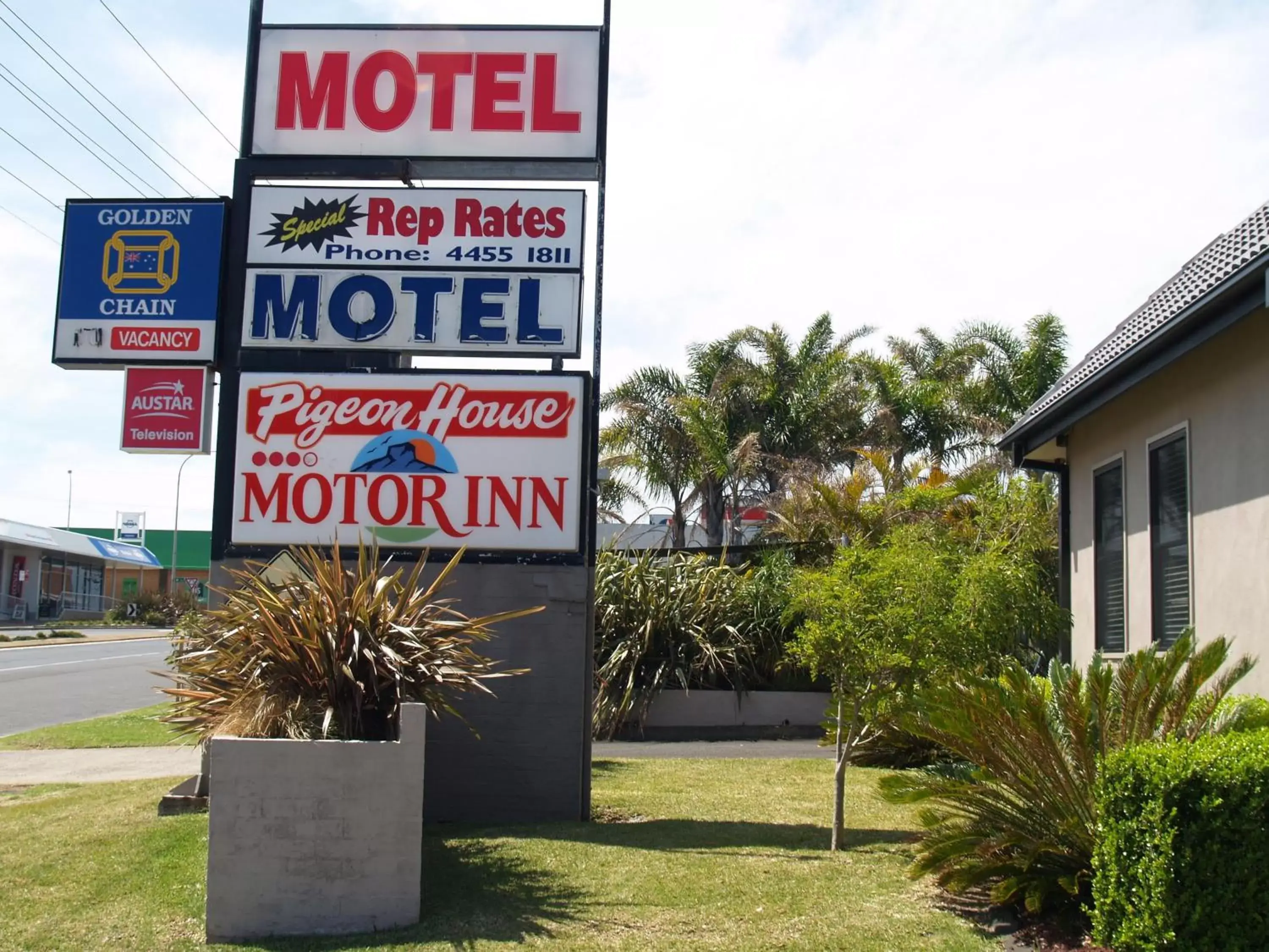 Property logo or sign in Pigeon House Motor Inn