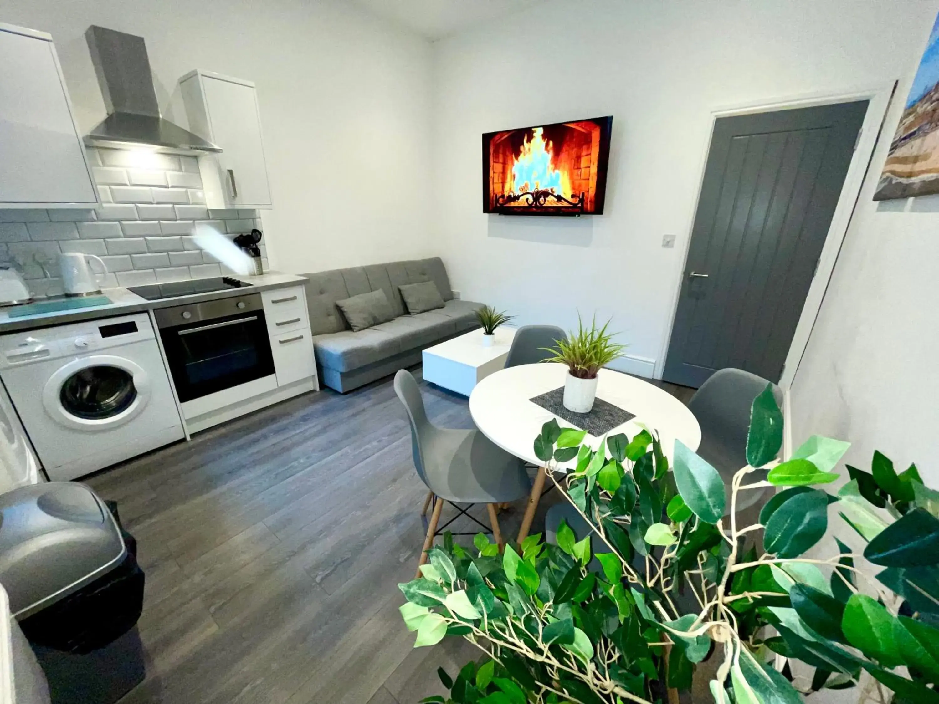 Living room, Kitchen/Kitchenette in Albert Luxury Hottub and Jacuzzi Apartments