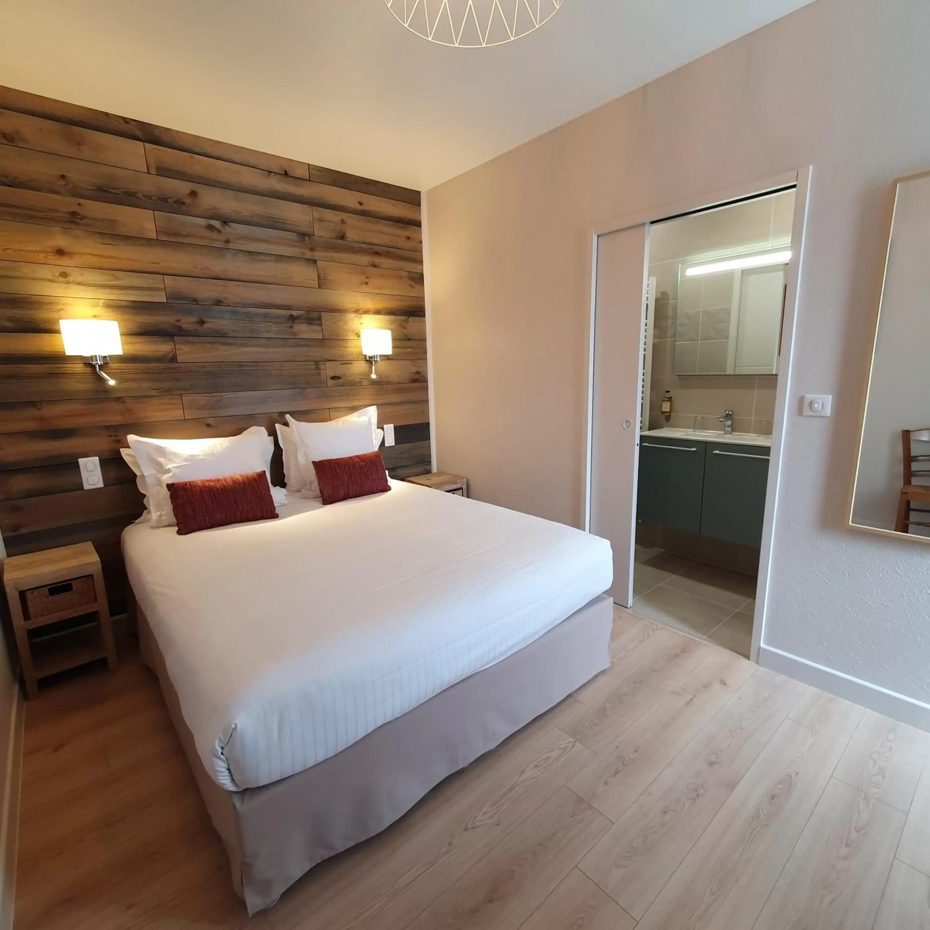 Property building, Bed in Logis Hotel La Closerie