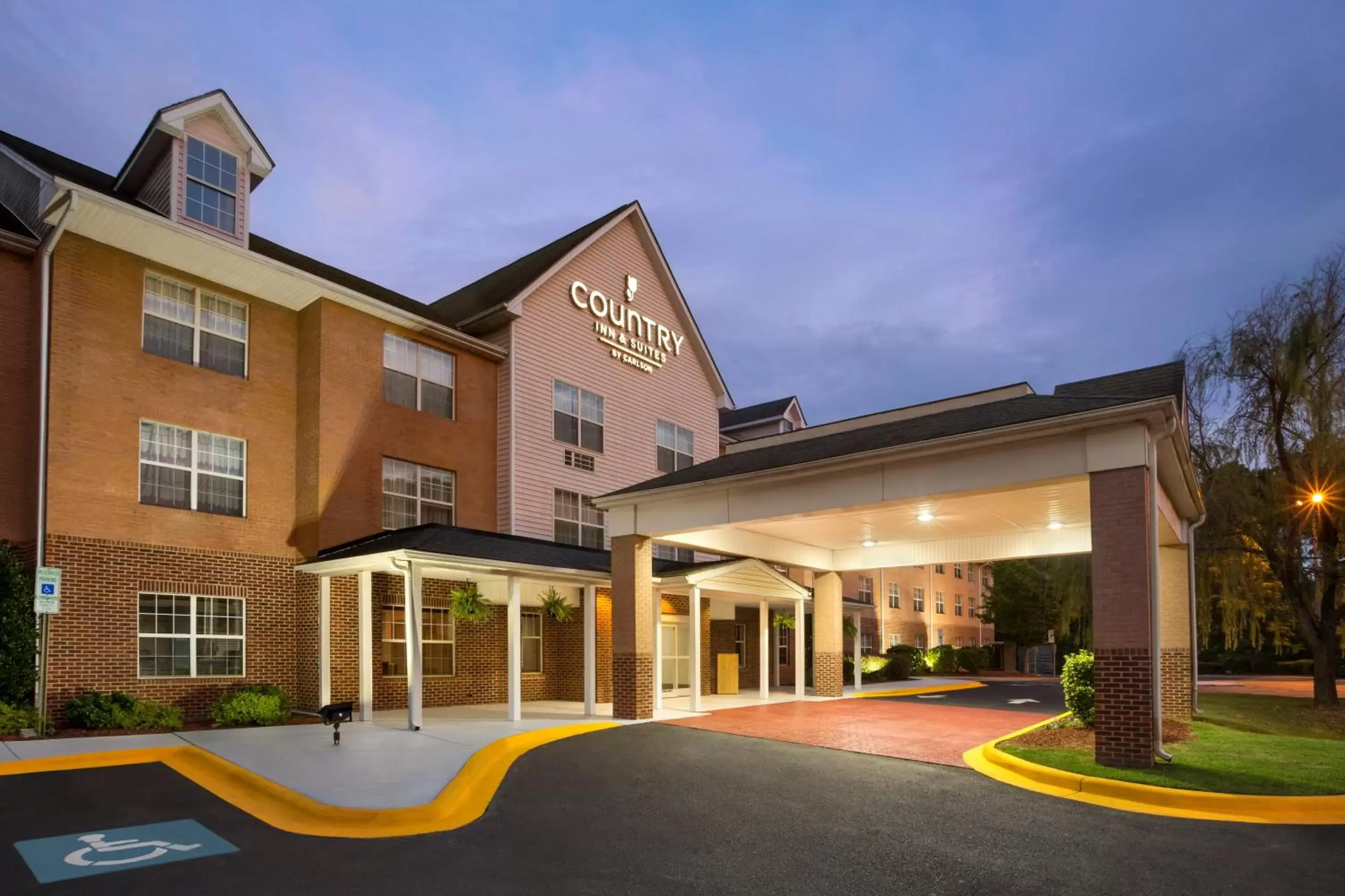 Property building, Facade/Entrance in Country Inn & Suites by Radisson, Charlotte University Place, NC