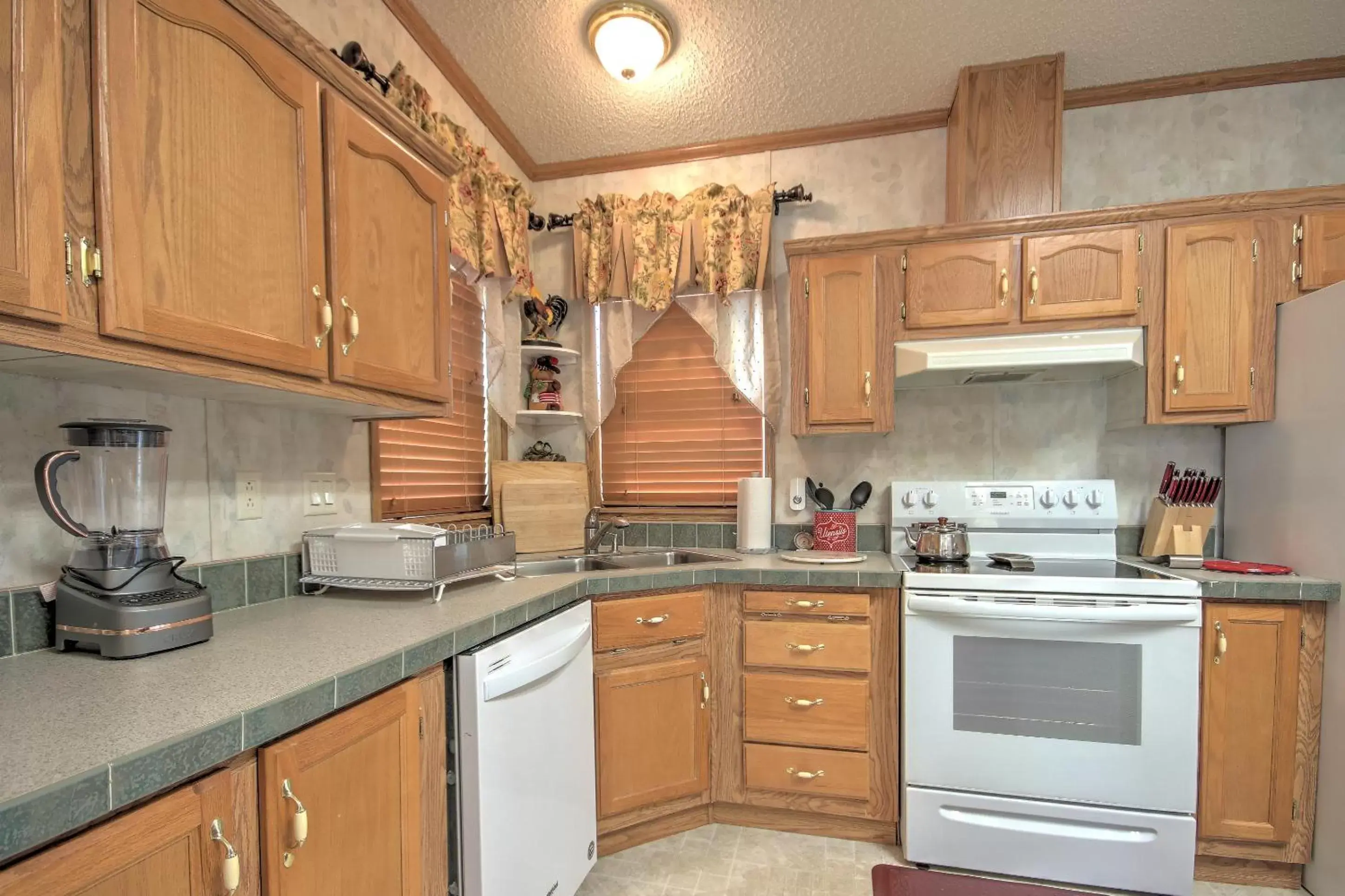 Kitchen/Kitchenette in Yellowstone Gateway Inn