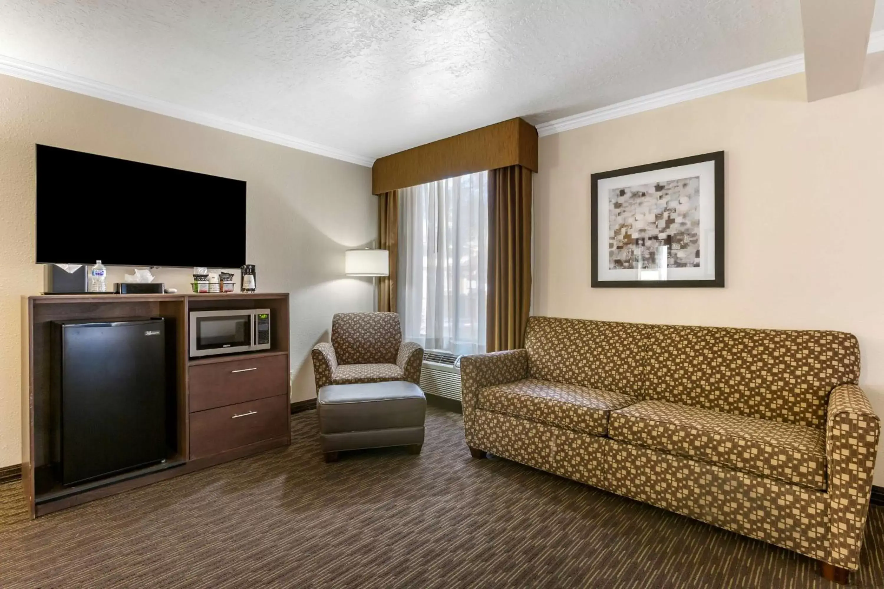 Photo of the whole room, Seating Area in Best Western Airport Albuquerque InnSuites Hotel & Suites