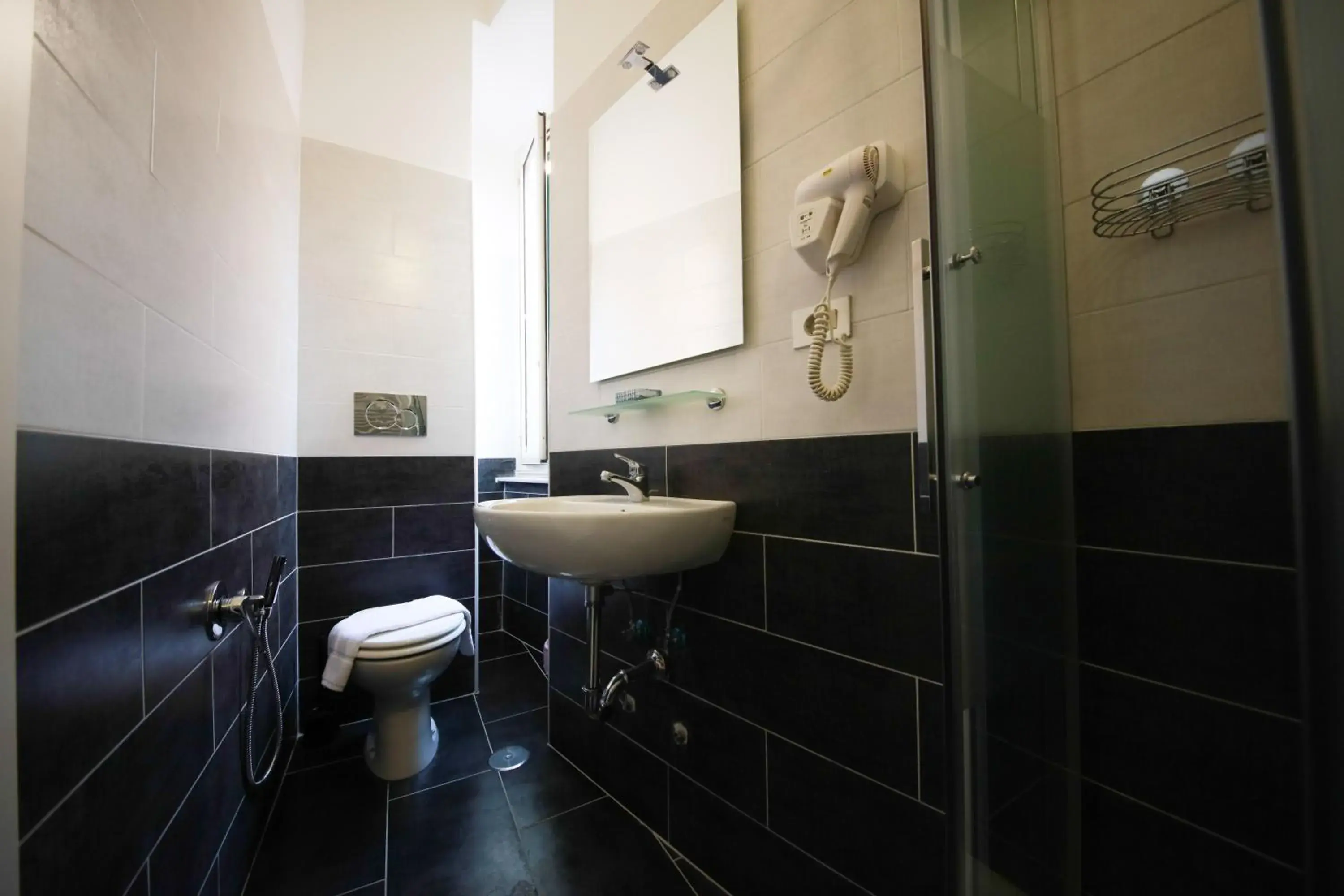 Bathroom in Hotel Pisa
