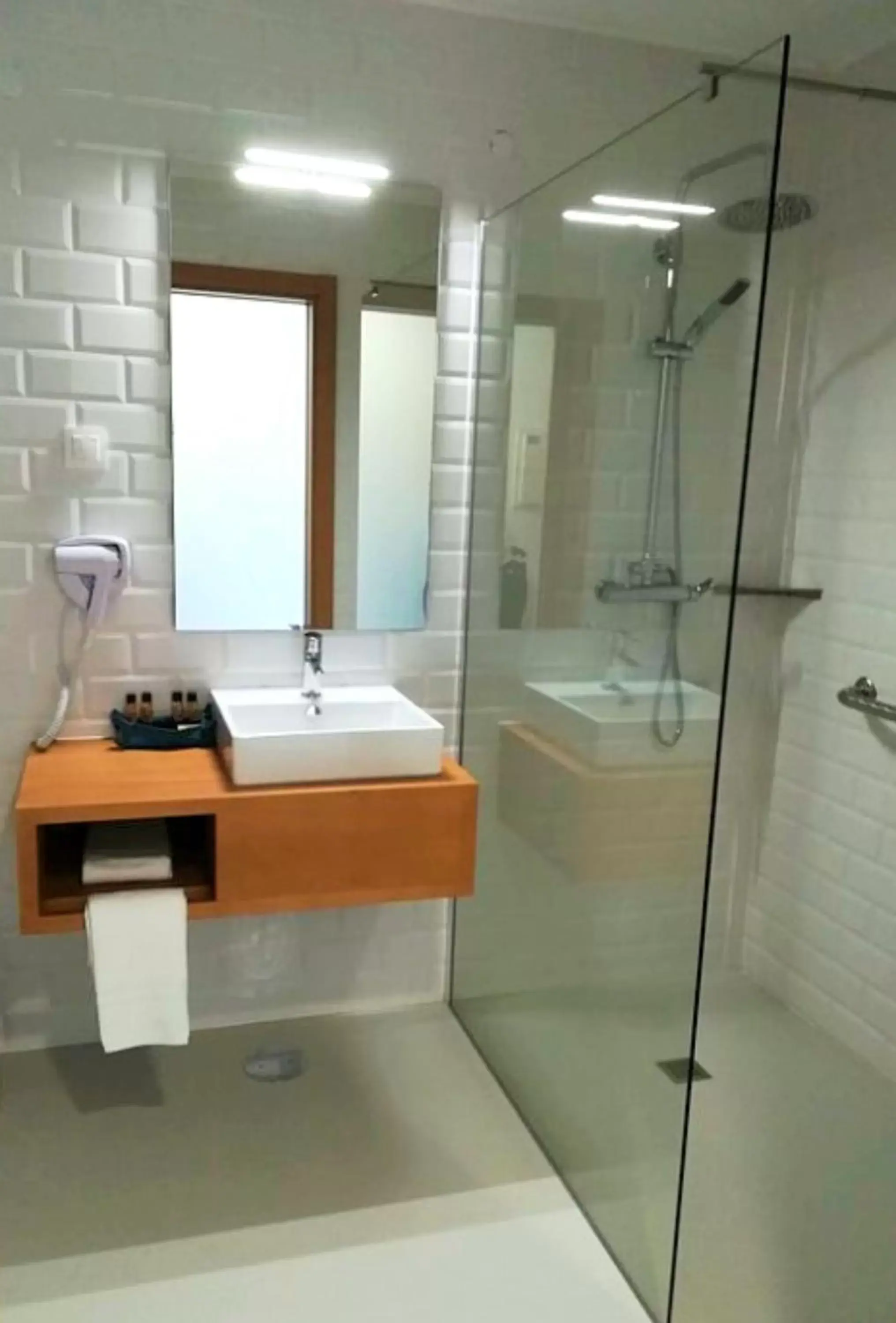 Shower, Bathroom in Hotel da Fábrica