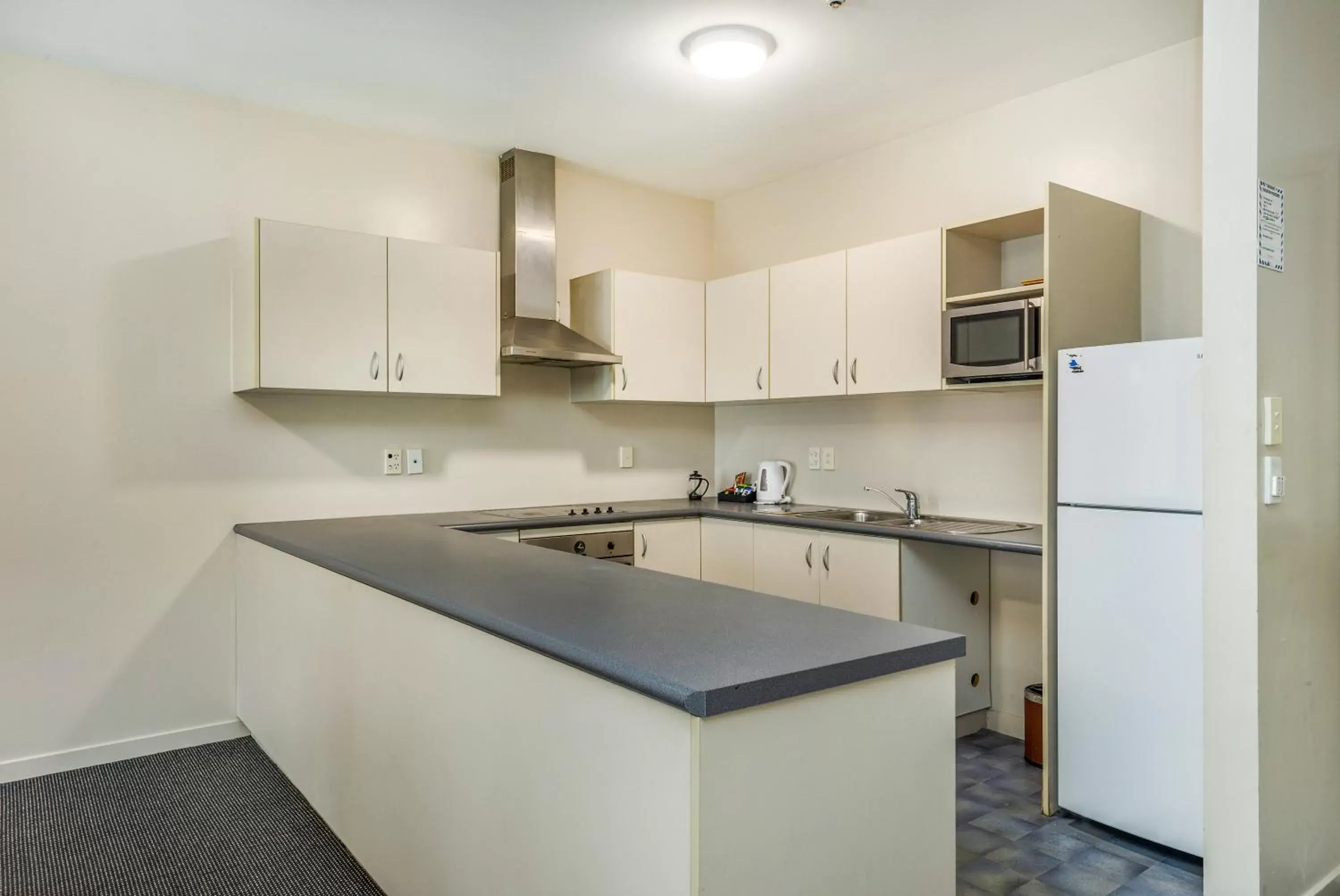 Kitchen or kitchenette, Kitchen/Kitchenette in Ramada by Wyndham, Hamilton City Center