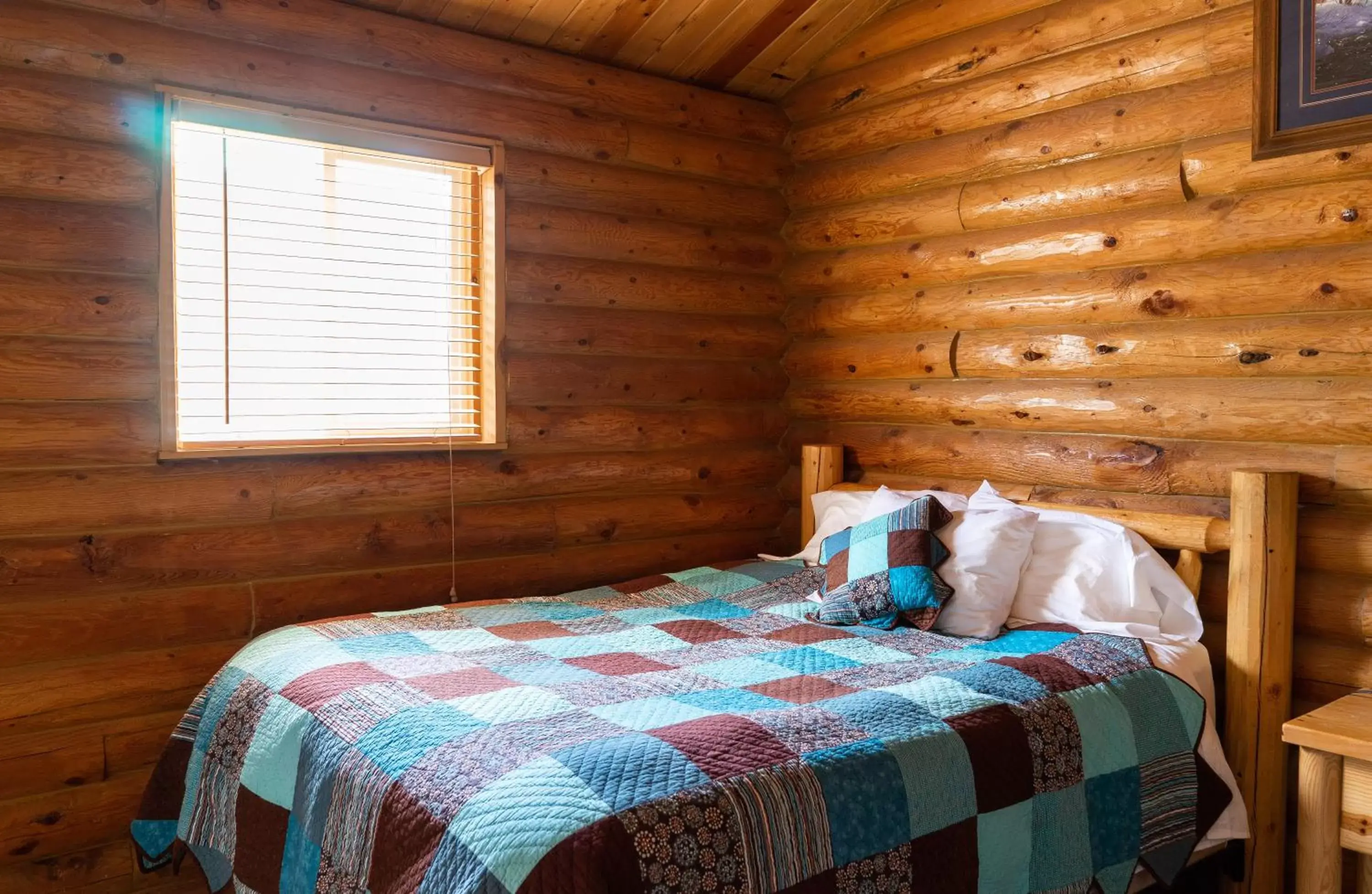 Bed in Country Cabins Inn