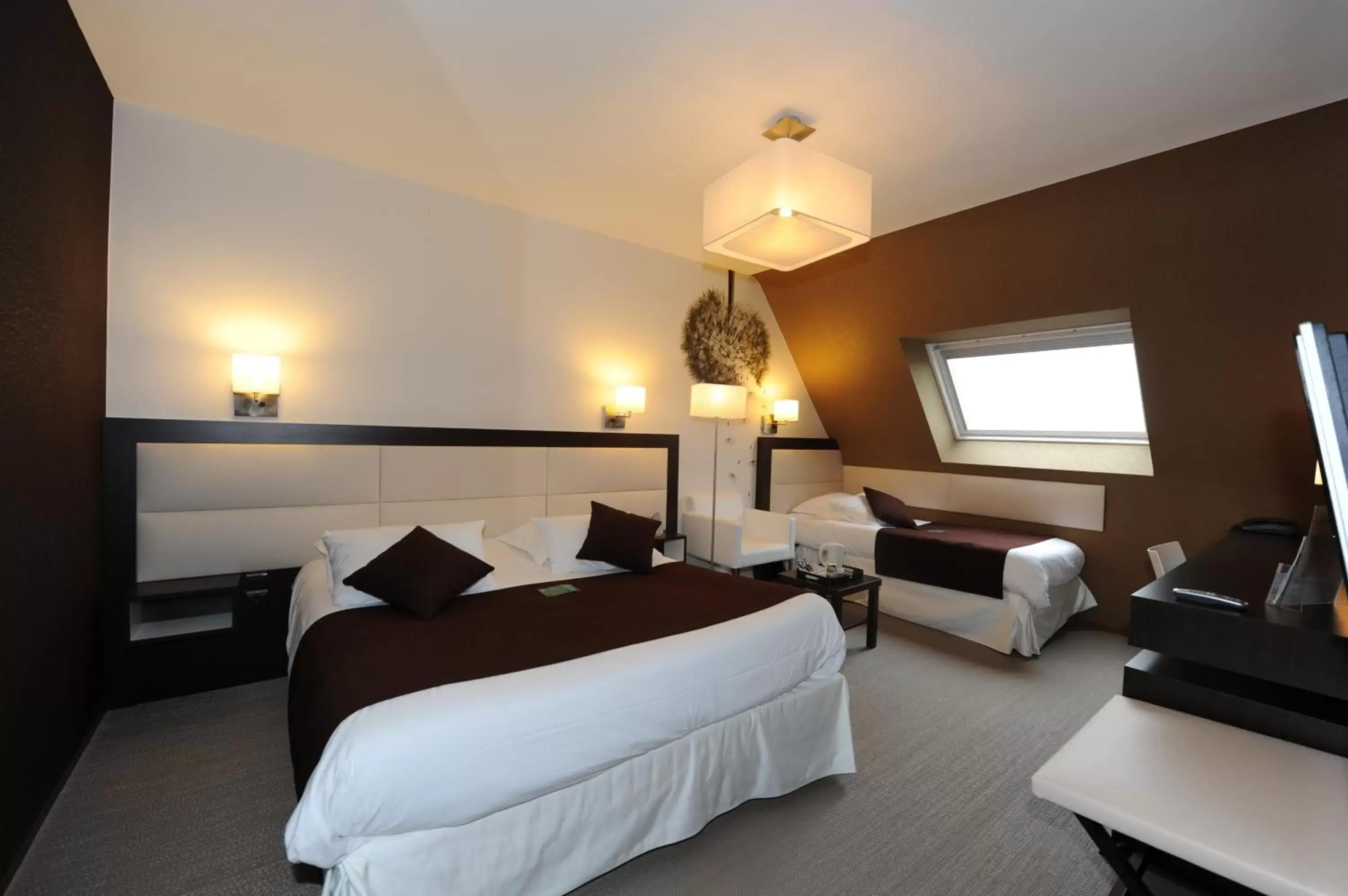 Bedroom, Bed in Quality Hotel La Marebaudière Vannes Centre