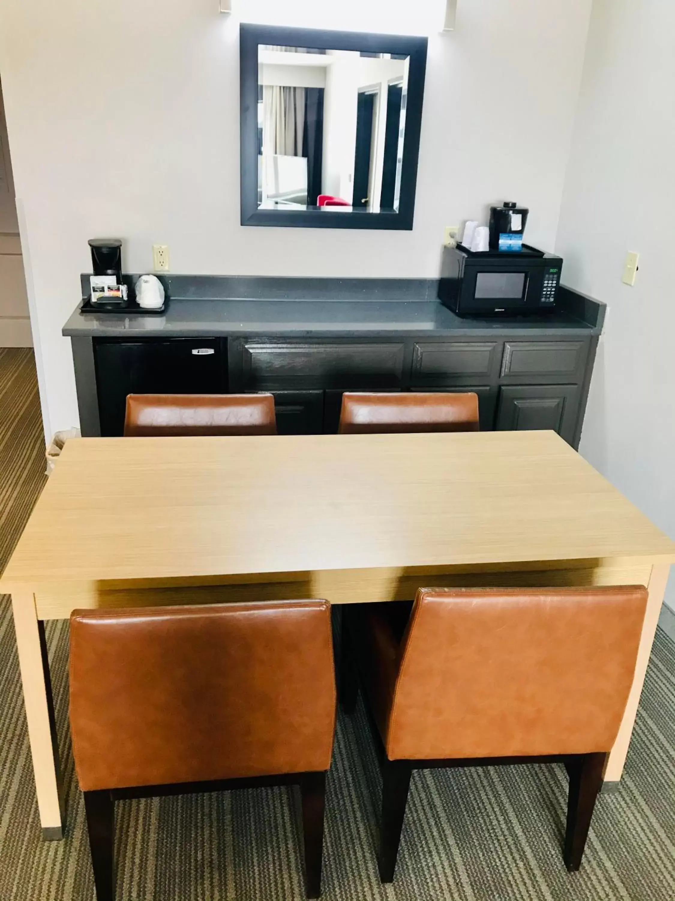 Photo of the whole room, Dining Area in Country Inn & Suites by Radisson, Warner Robins, GA