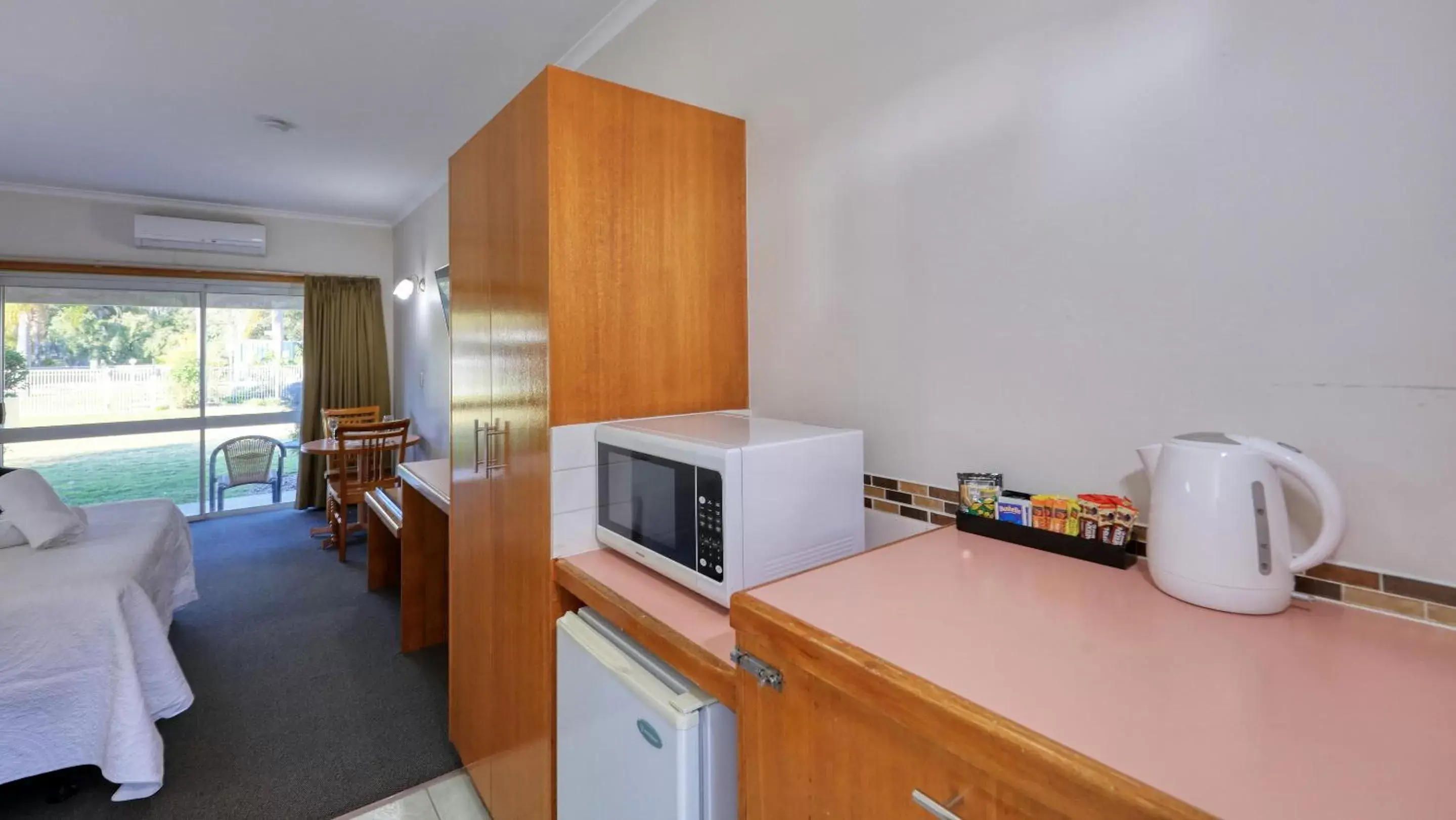 Coffee/tea facilities, Kitchen/Kitchenette in Chinchilla Great Western Motor Inn