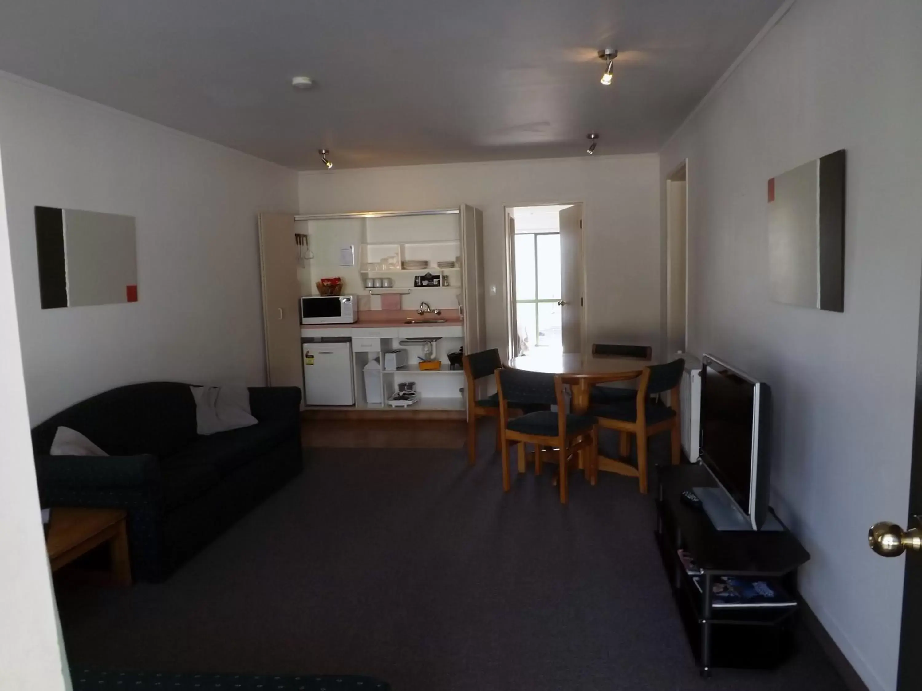 Photo of the whole room, Seating Area in Karaka Tree Motel