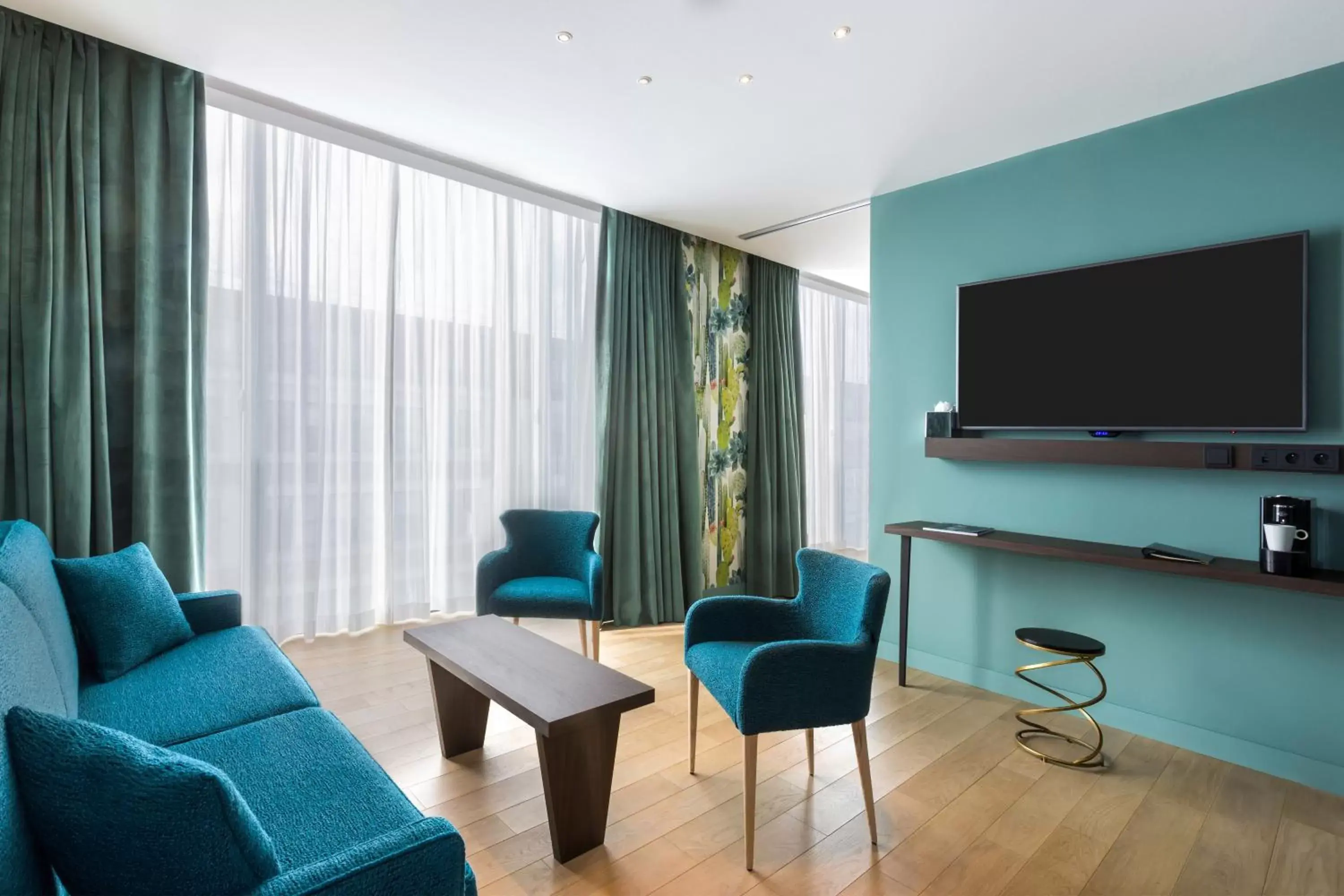 Photo of the whole room, TV/Entertainment Center in Hotel L'Arbre Voyageur - BW Premier Collection - LILLE