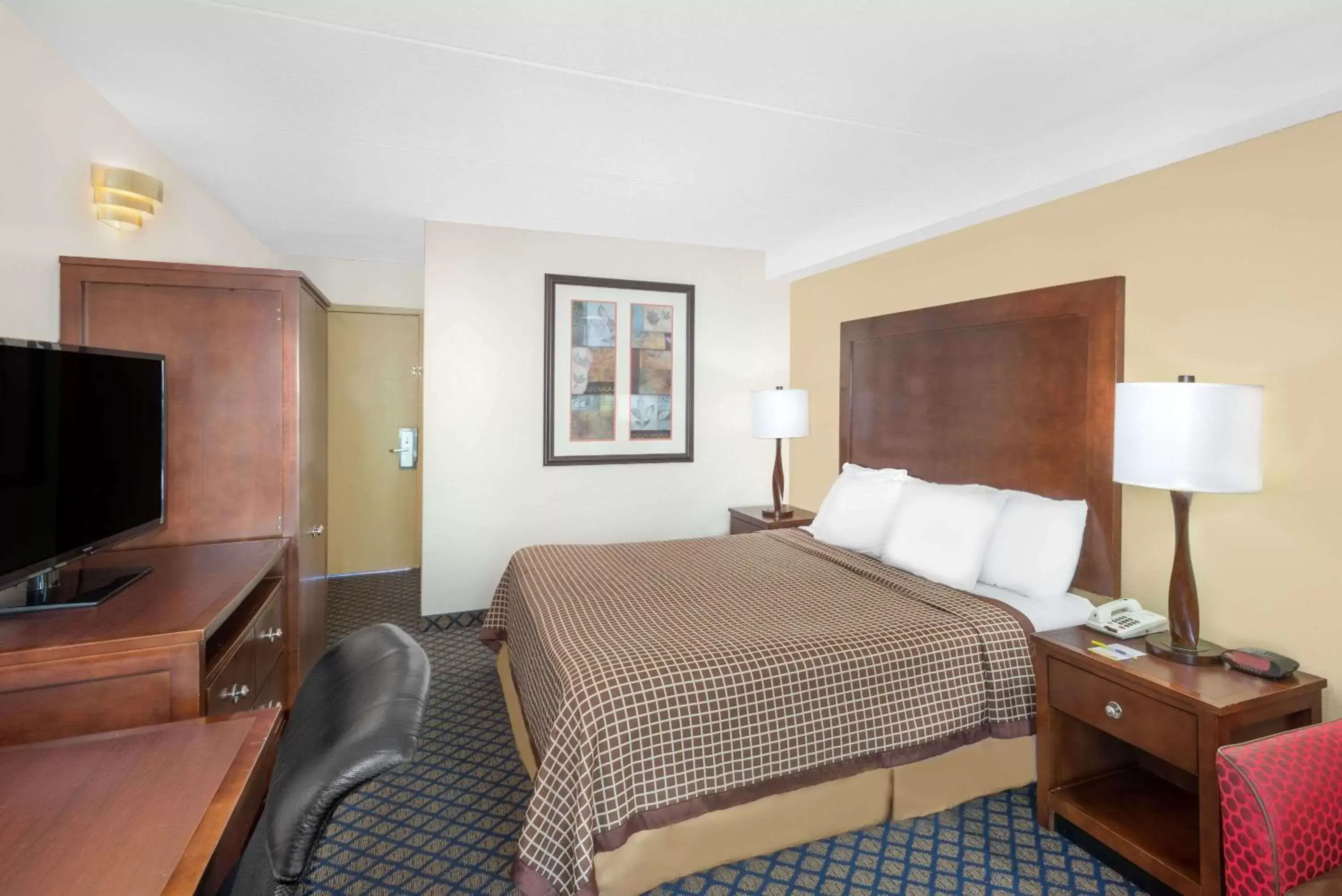 Photo of the whole room, Bed in Days Inn by Wyndham Geneva/Finger Lakes