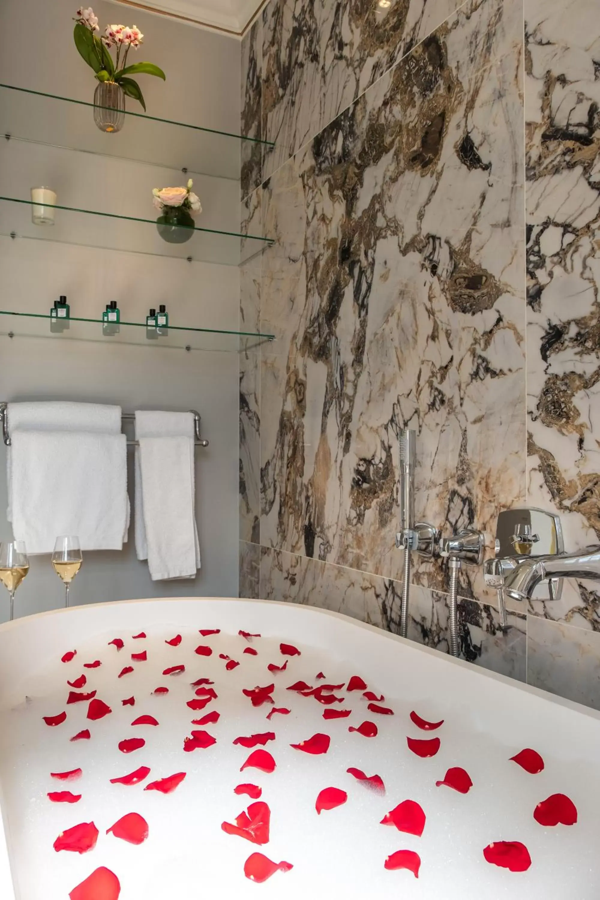 Bathroom, Bed in Hôtel Elysia by Inwood Hotels