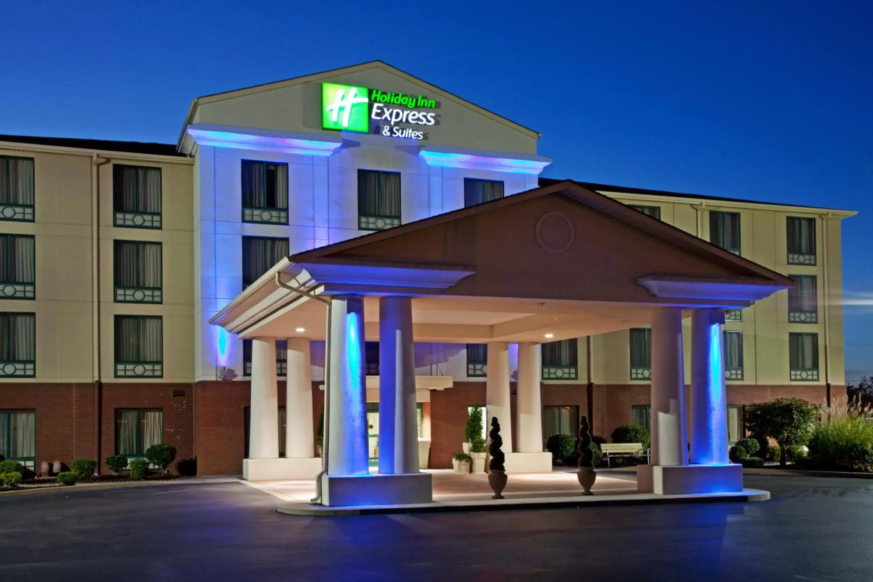 Property building in Holiday Inn Express Hotel & Suites Murray, an IHG Hotel