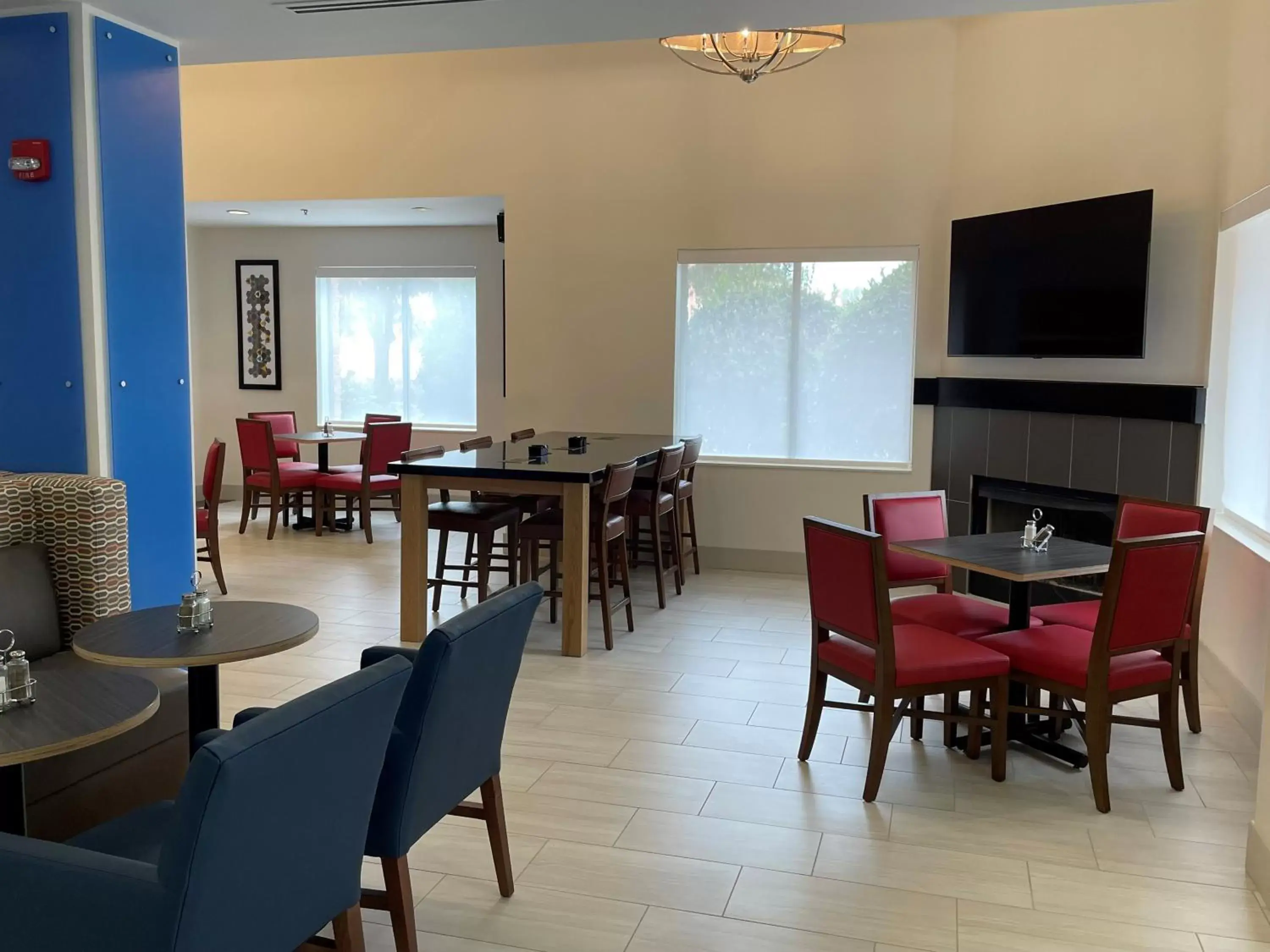 Breakfast, Restaurant/Places to Eat in Holiday Inn Express Hotel & Suites Bluffton at Hilton Head Area, an IHG Hotel