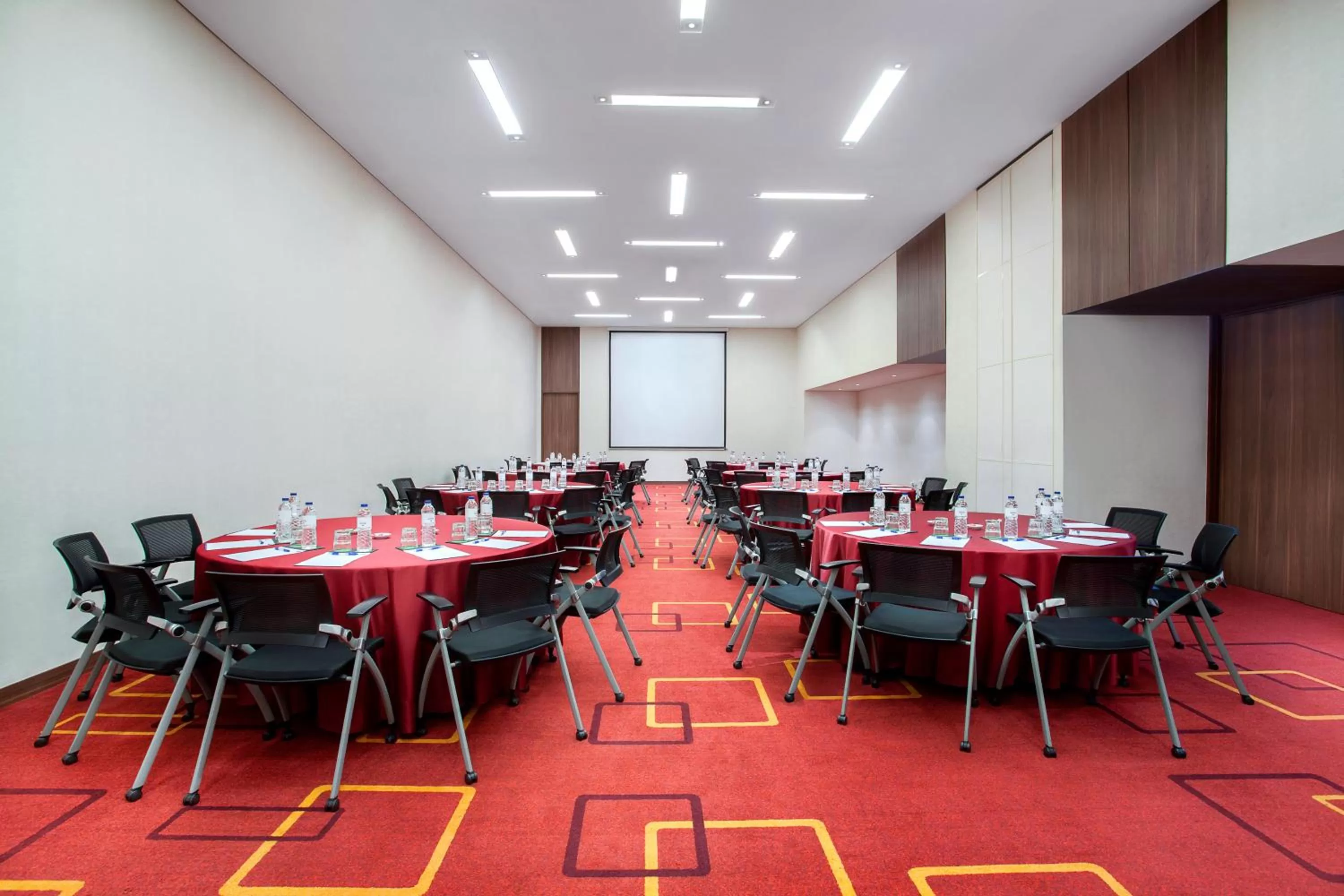 Meeting/conference room in Holiday Inn Express Jakarta Pluit Citygate by IHG