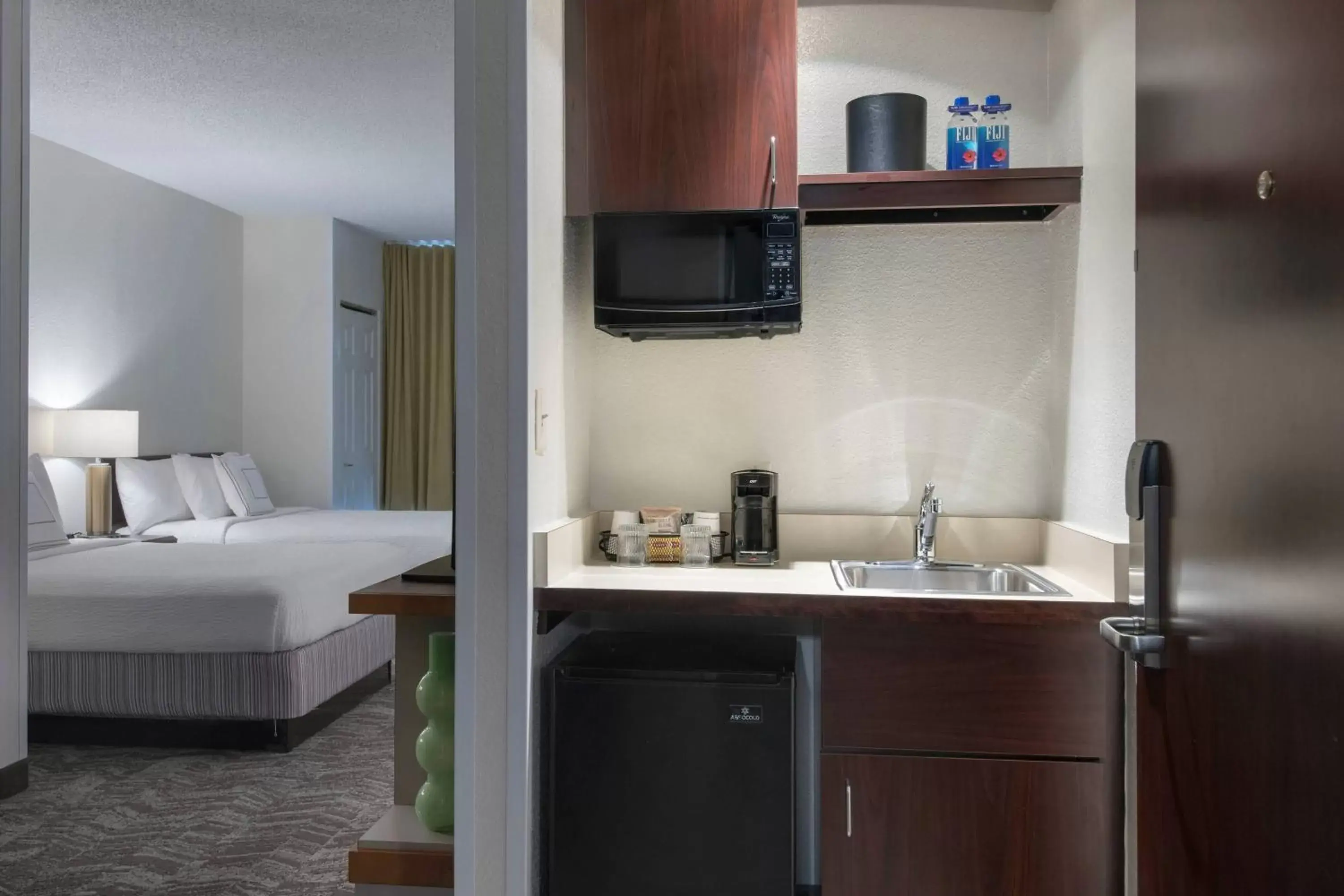 Kitchen or kitchenette, TV/Entertainment Center in SpringHill Suites Danbury