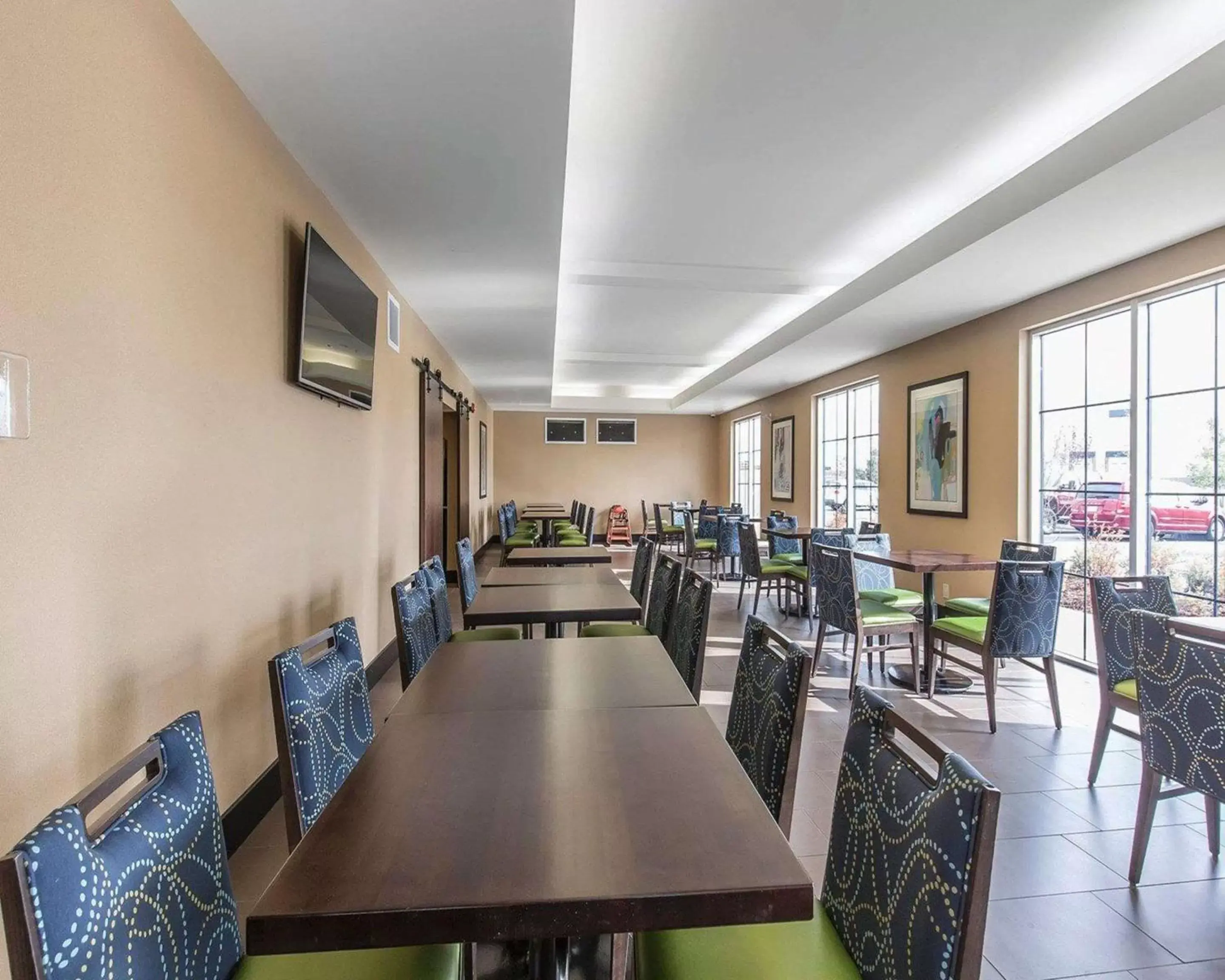 Restaurant/Places to Eat in Comfort Inn & Suites Airport North