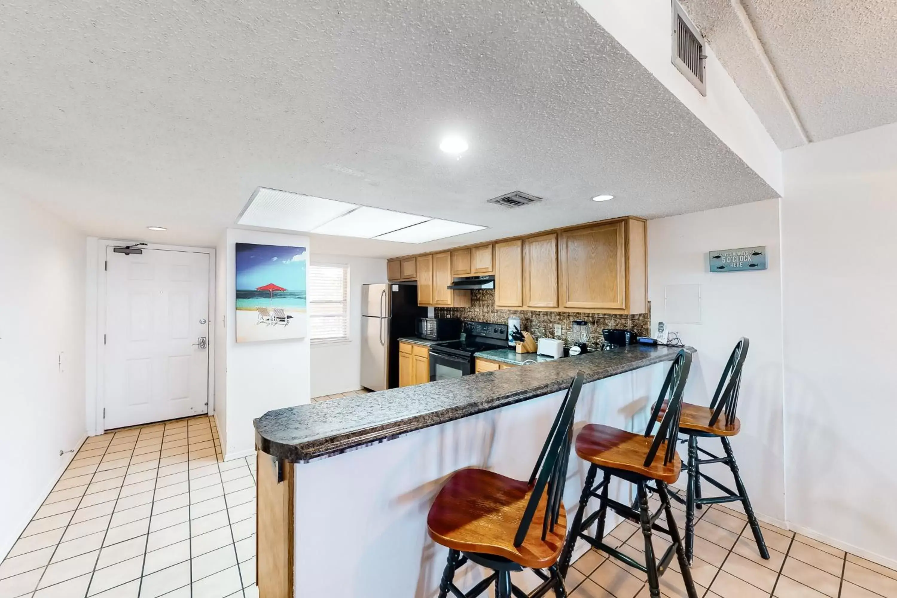 Kitchen/Kitchenette in Suntide II Condominiums #108