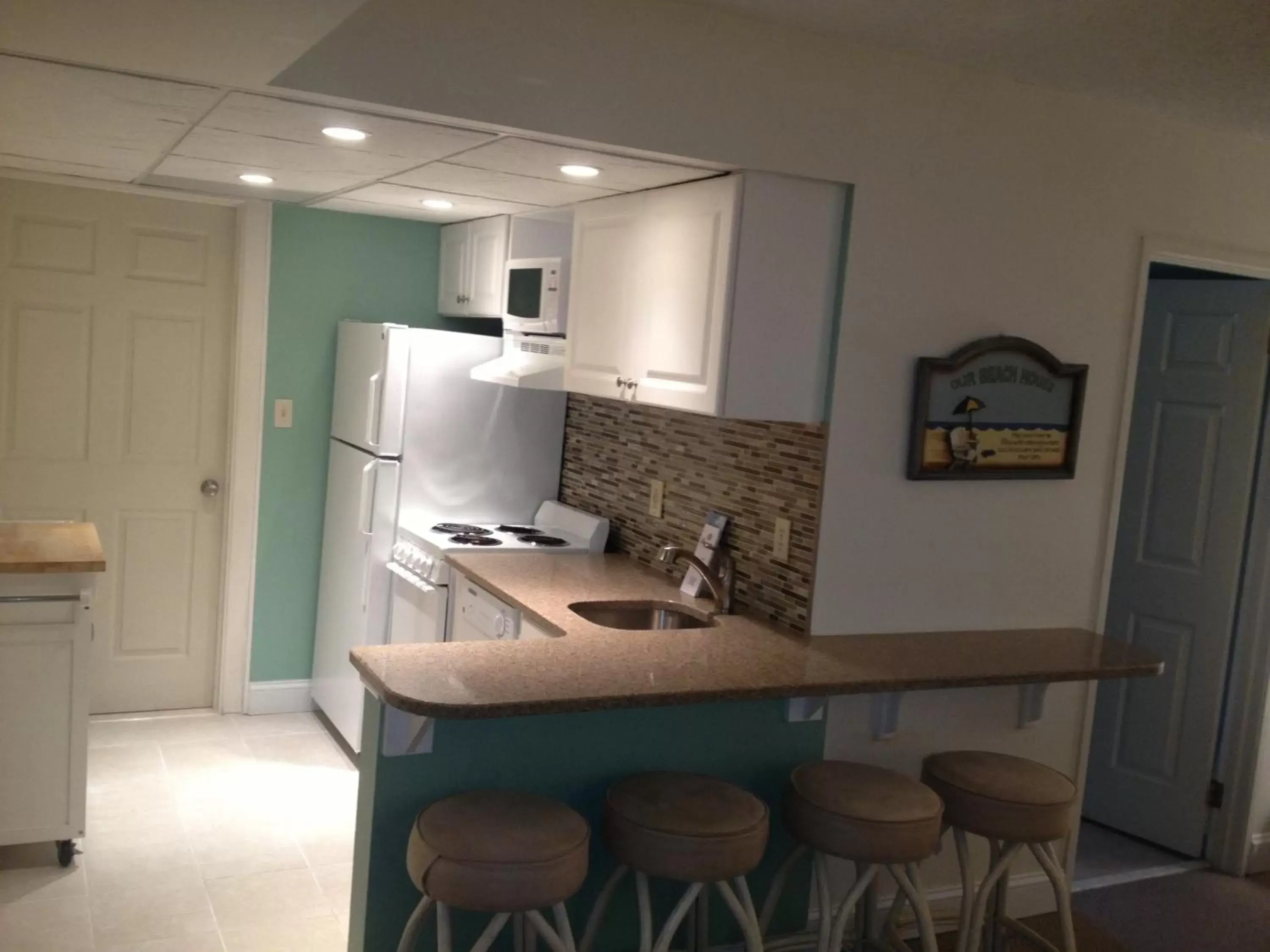 Kitchen or kitchenette, Kitchen/Kitchenette in Biscayne Suites