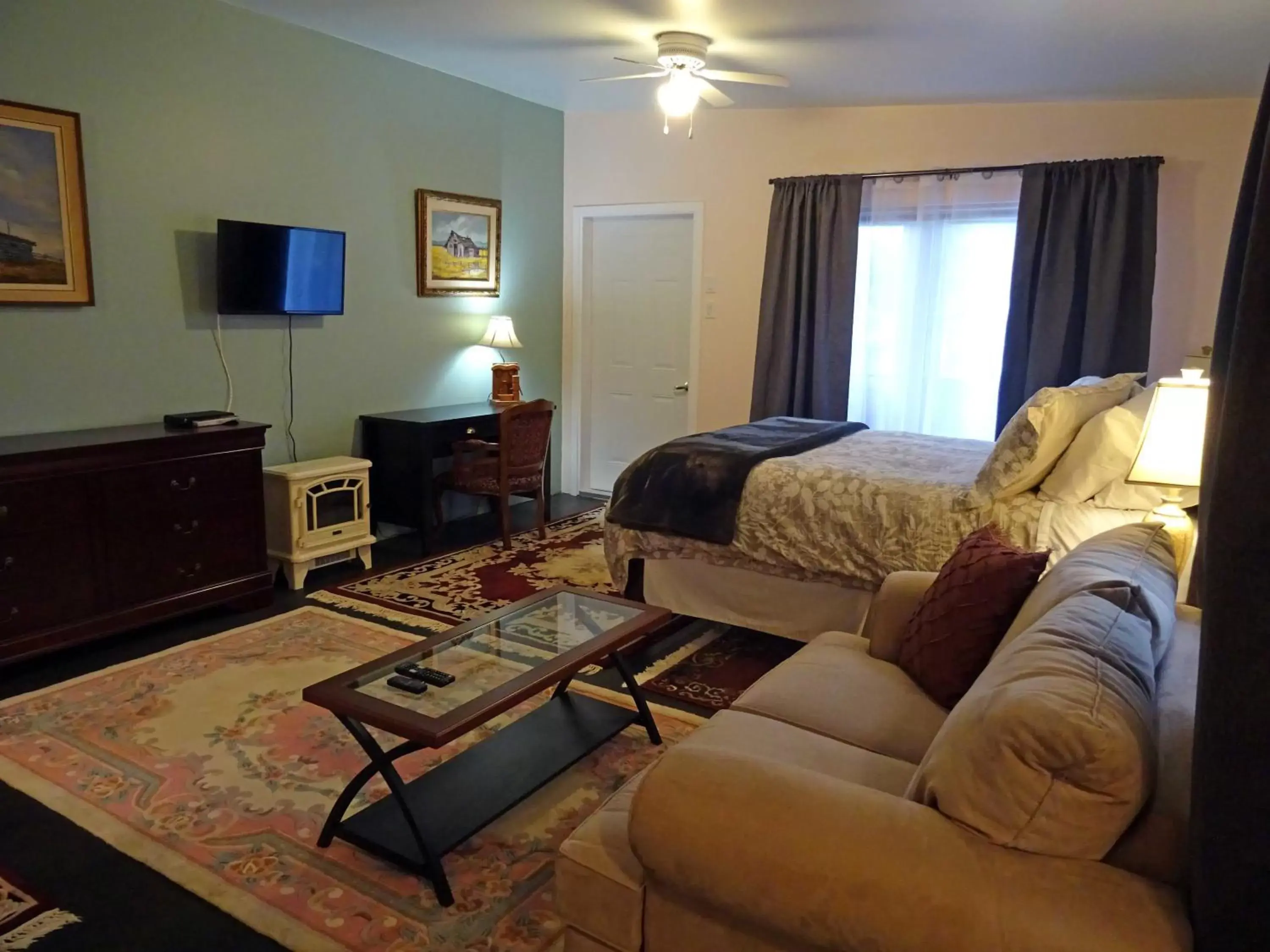 Photo of the whole room, Seating Area in Eagle's Nest Resort