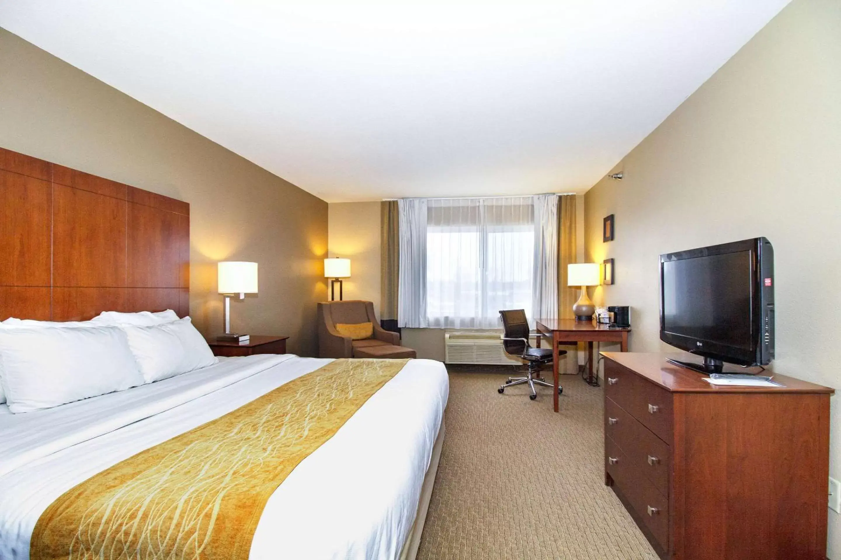 Photo of the whole room, TV/Entertainment Center in Comfort Inn & Suites East Moline near I-80