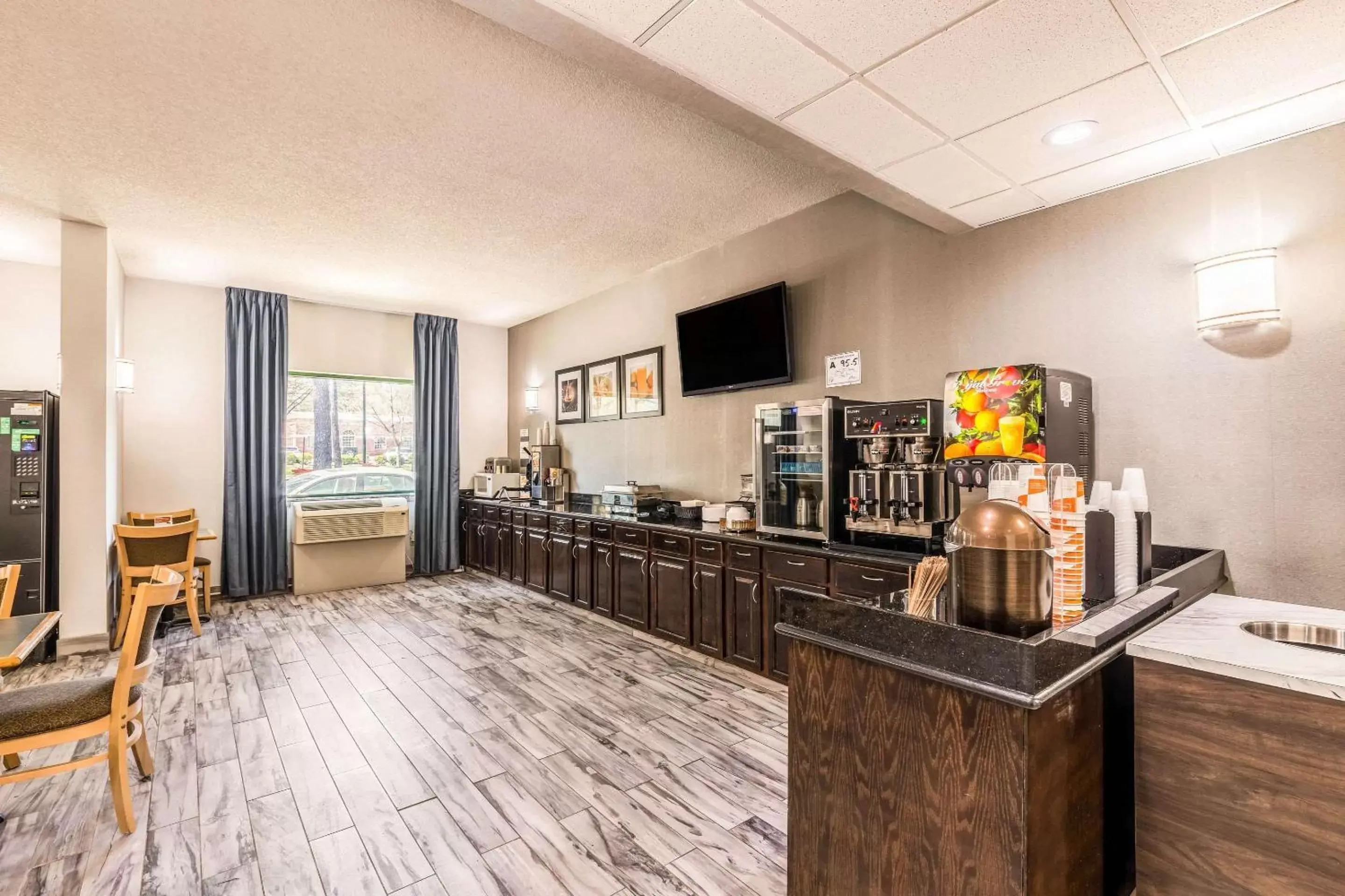 Restaurant/places to eat, Kitchen/Kitchenette in Lake Norman Inn and Suites
