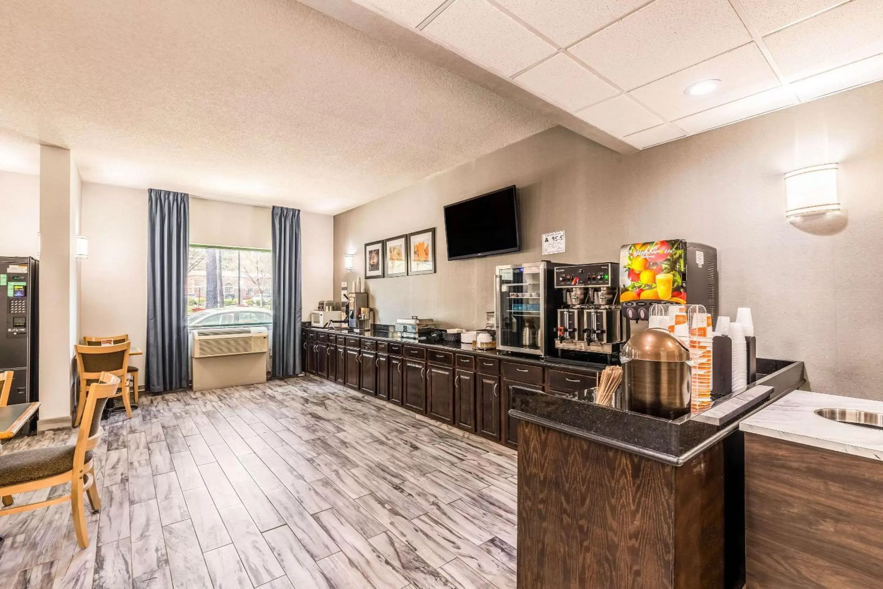 Restaurant/places to eat in Lake Norman Inn and Suites Restaurant/places to eat in Lake Norman Inn and Suites