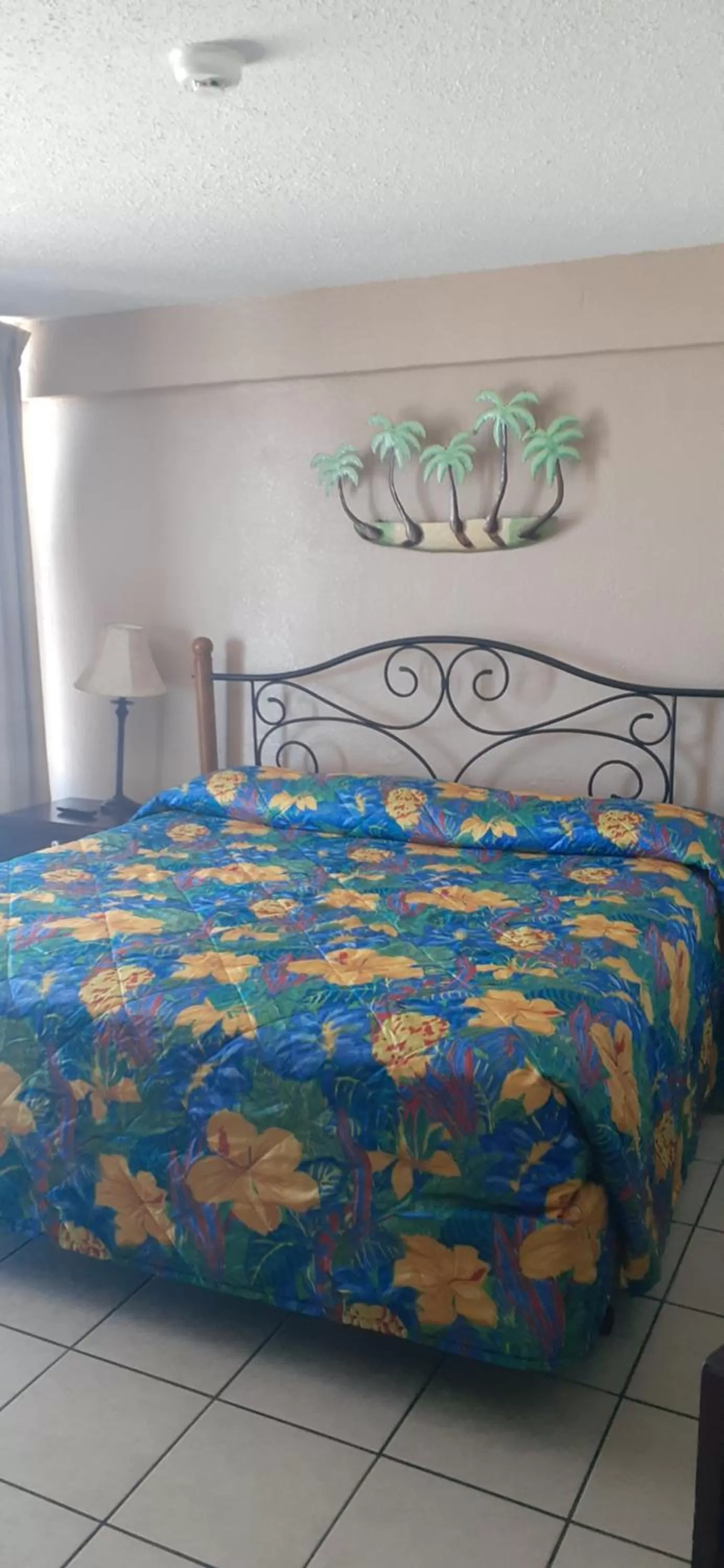 Bed in Daytona Beach Hawaiian Inn