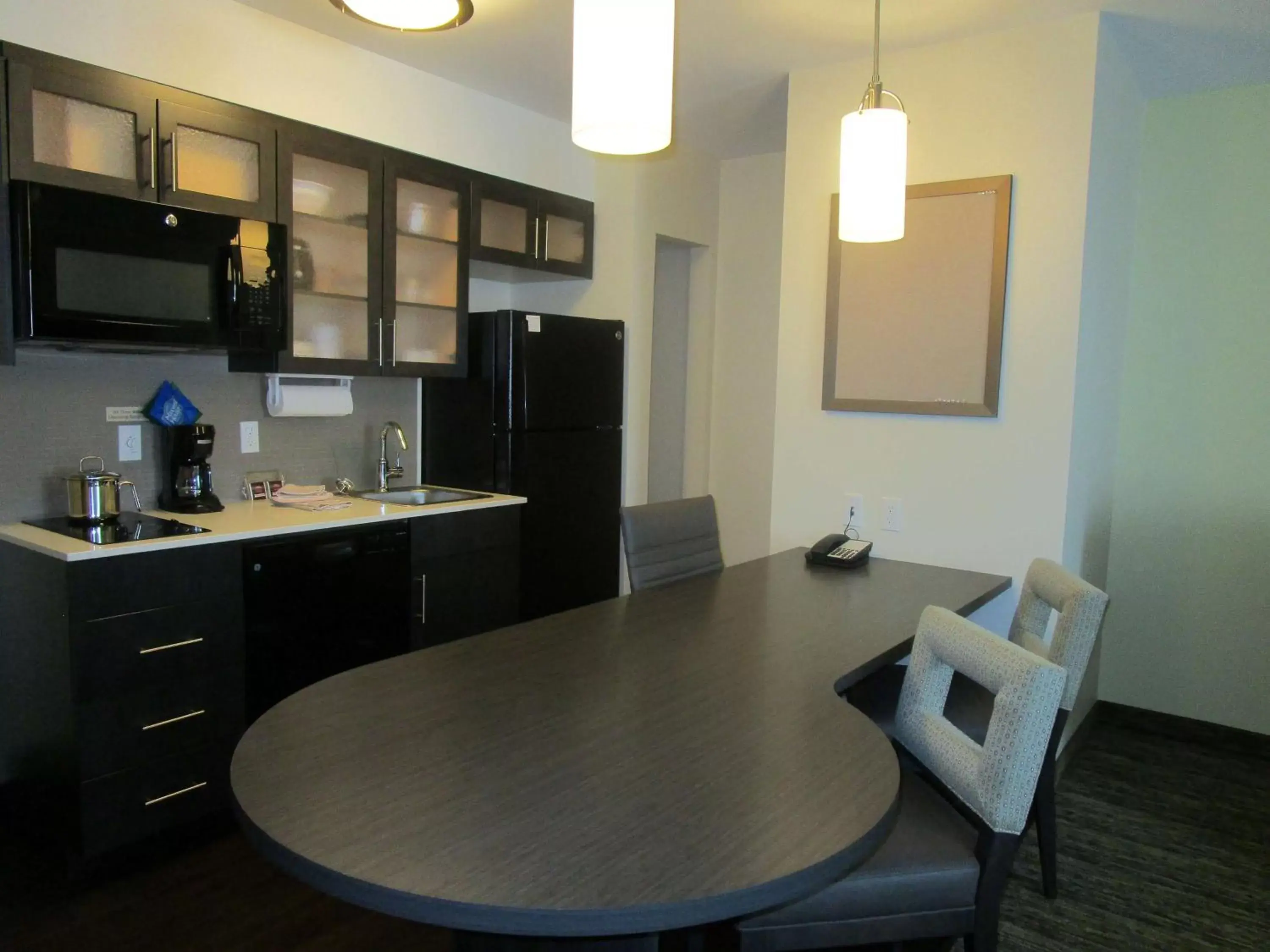 Photo of the whole room, Kitchen/Kitchenette in Park Inn by Radisson, Calgary Airport North, AB