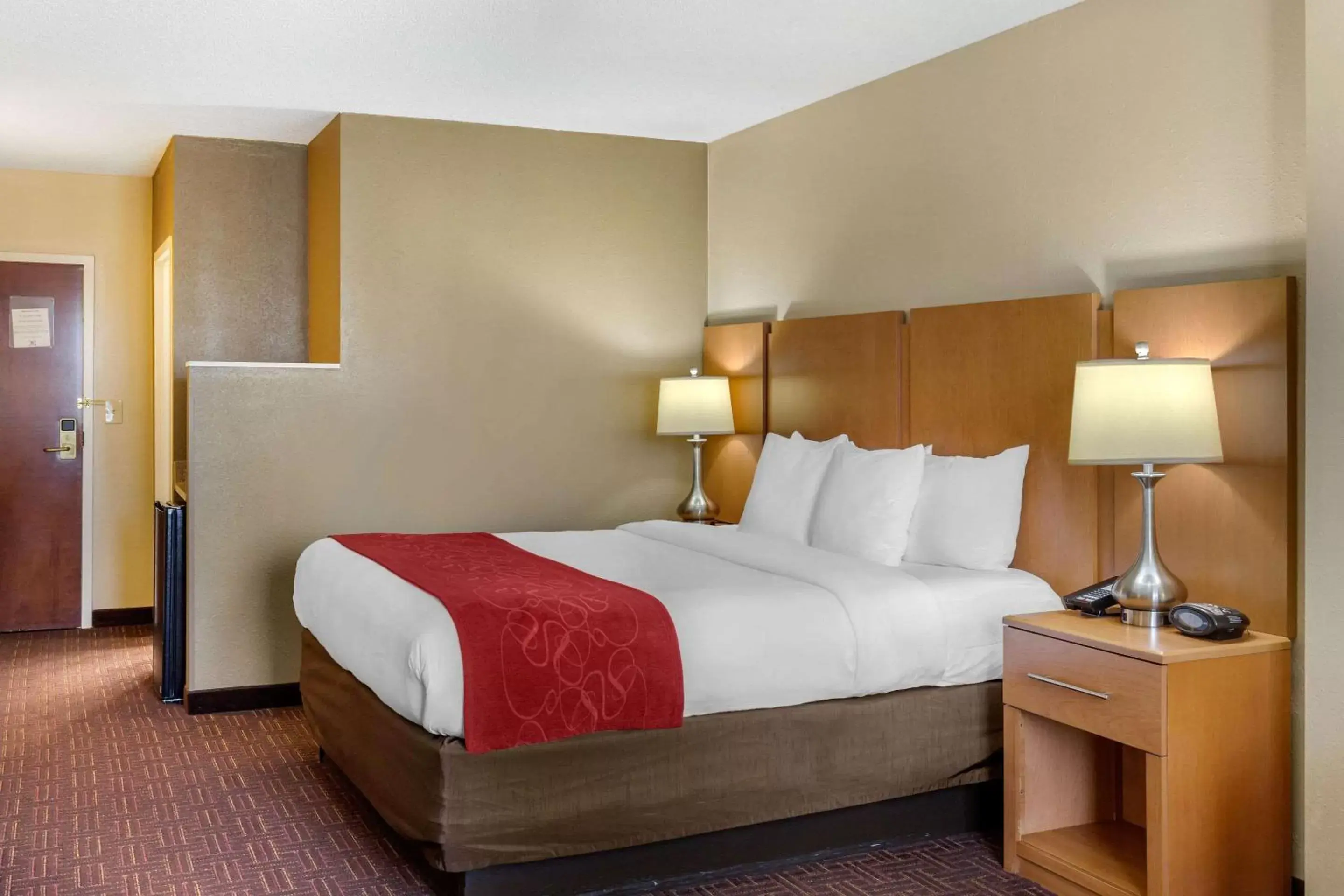 Photo of the whole room, Bed in Comfort Suites Hanes Mall