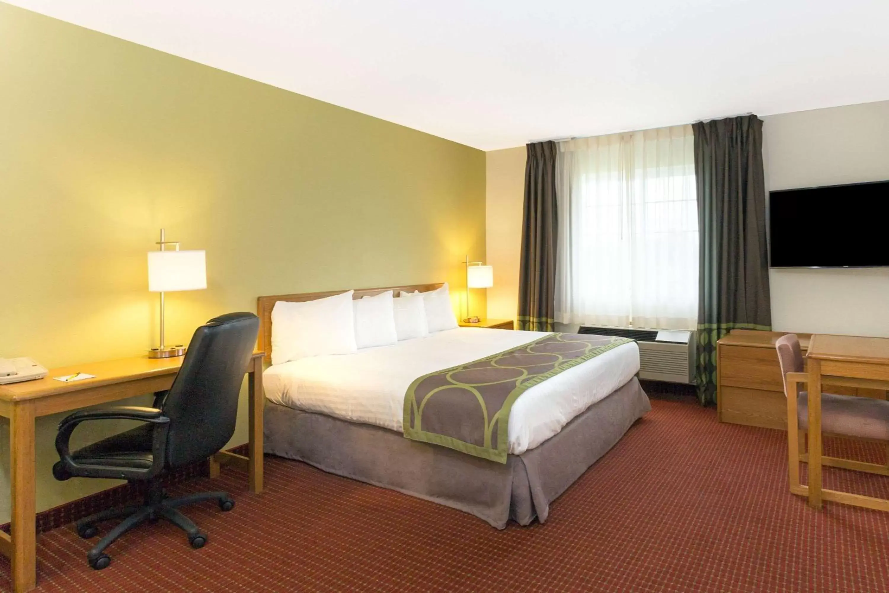 Photo of the whole room, Bed in Super 8 by Wyndham Verona/Madison