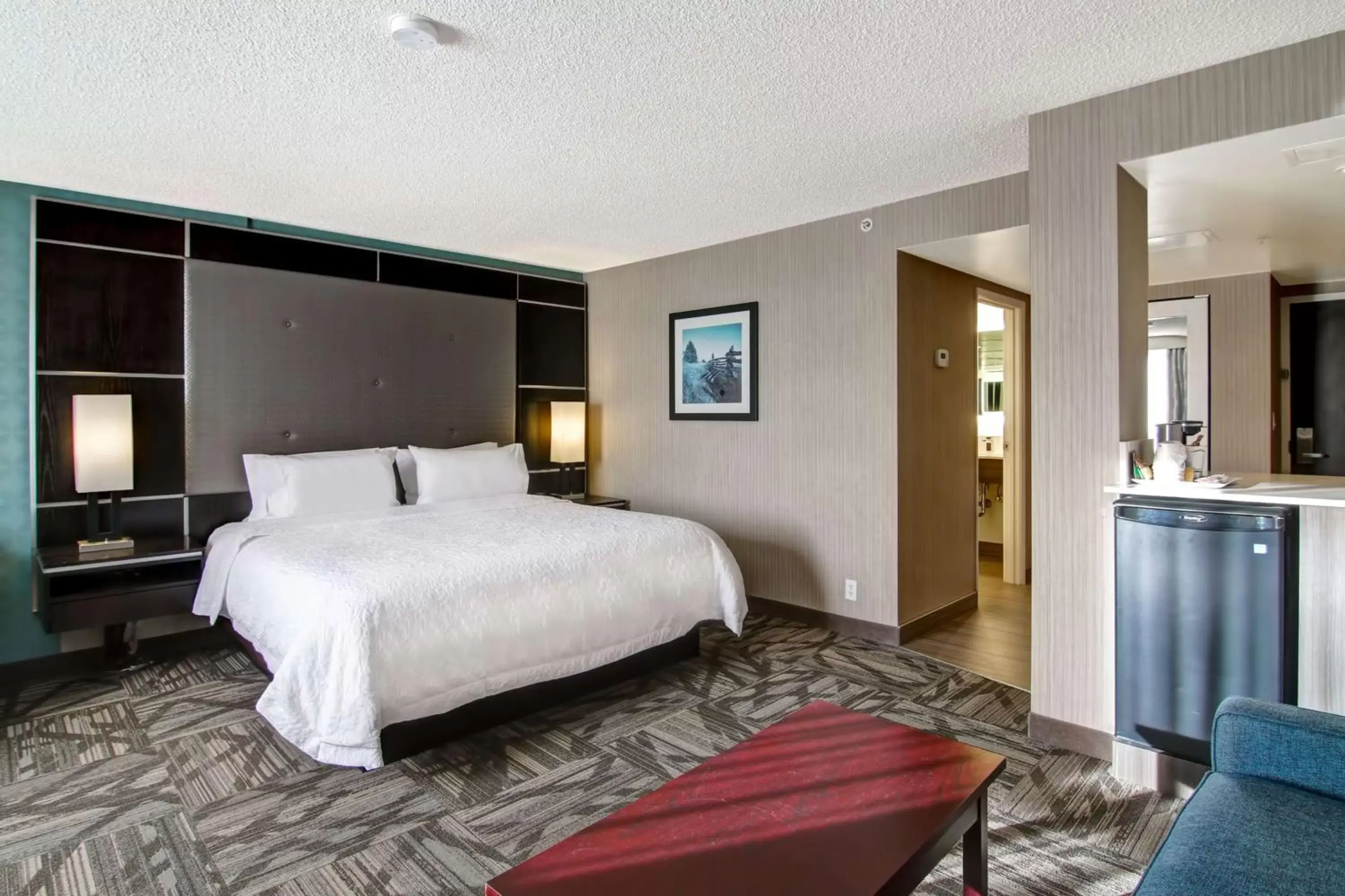 Living room, Bed in Hampton Inn & Suites by Hilton Calgary-Airport