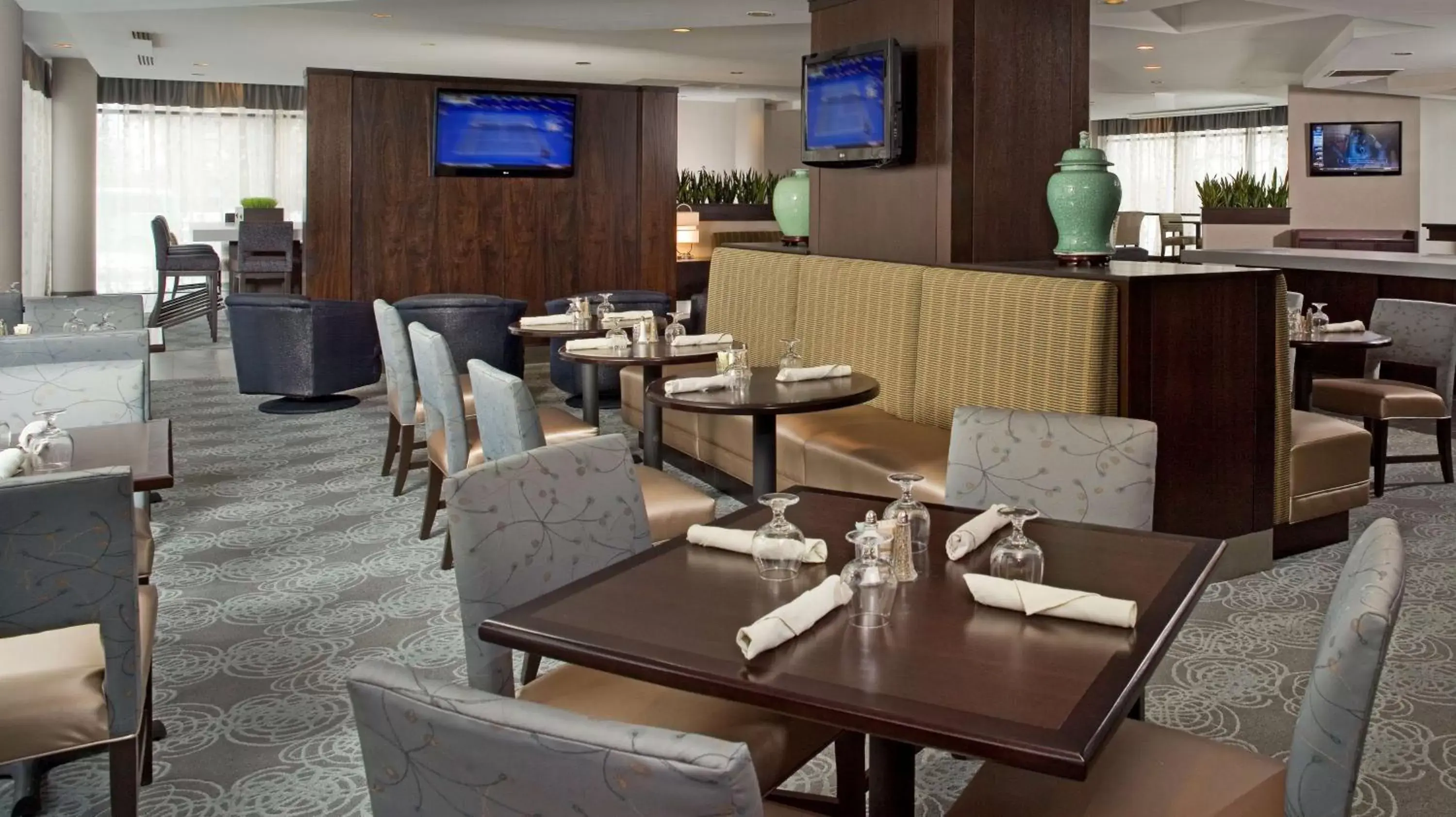 Restaurant/Places to Eat in DoubleTree by Hilton Hotel Chicago - Schaumburg