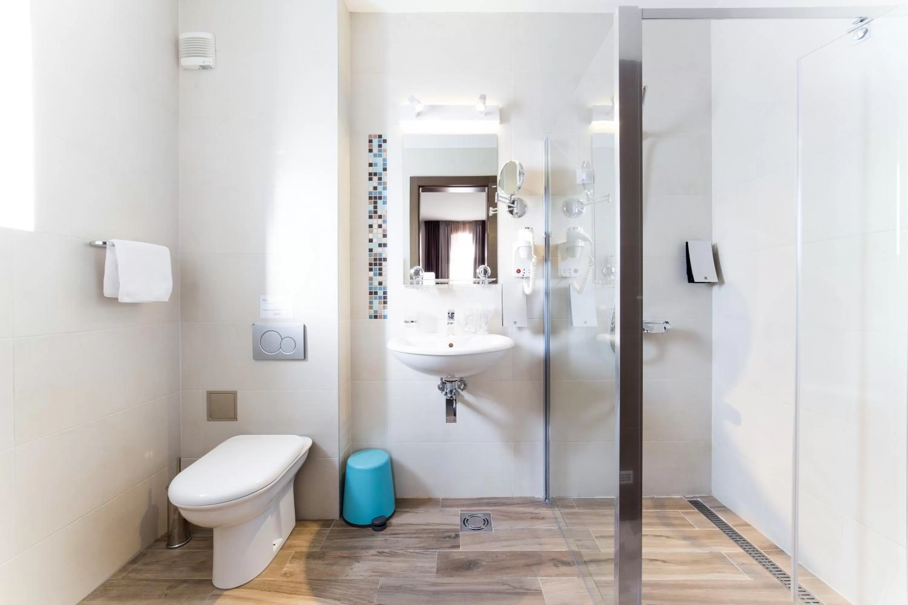 Shower in Garni Hotel Mint