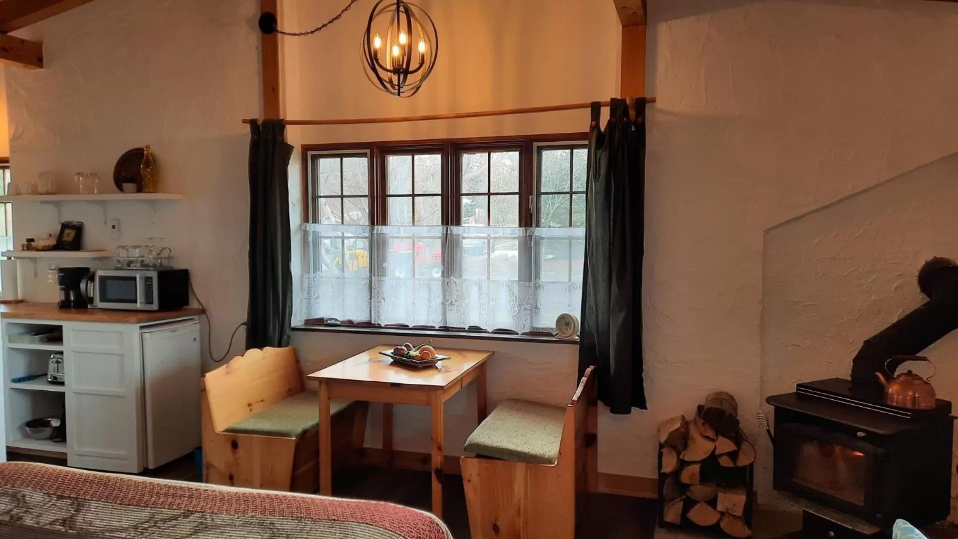Dining area, Kitchen/Kitchenette in Edelweiss Inn Nova Scotia