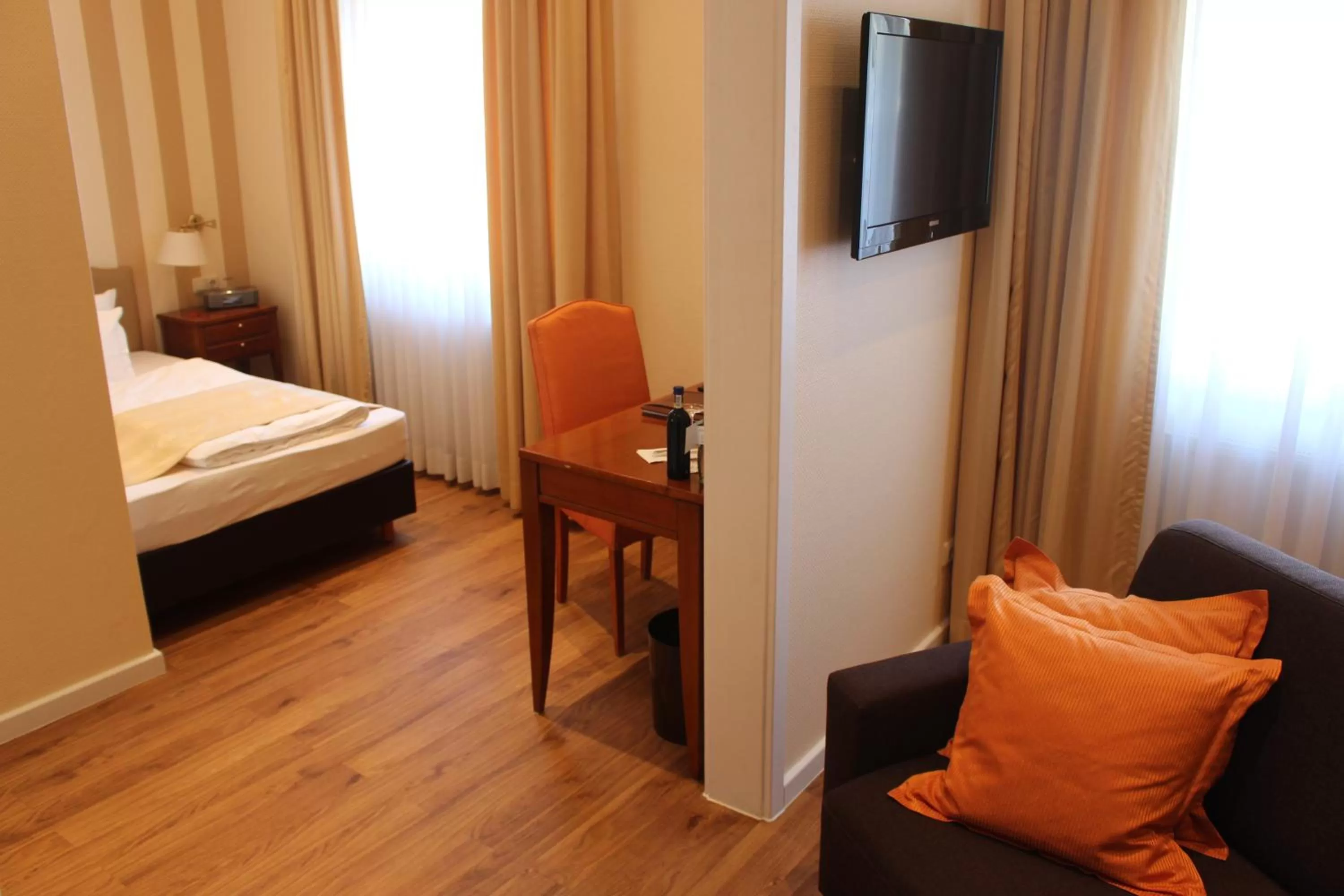 Photo of the whole room, Bed in Hotel Savoy Hannover