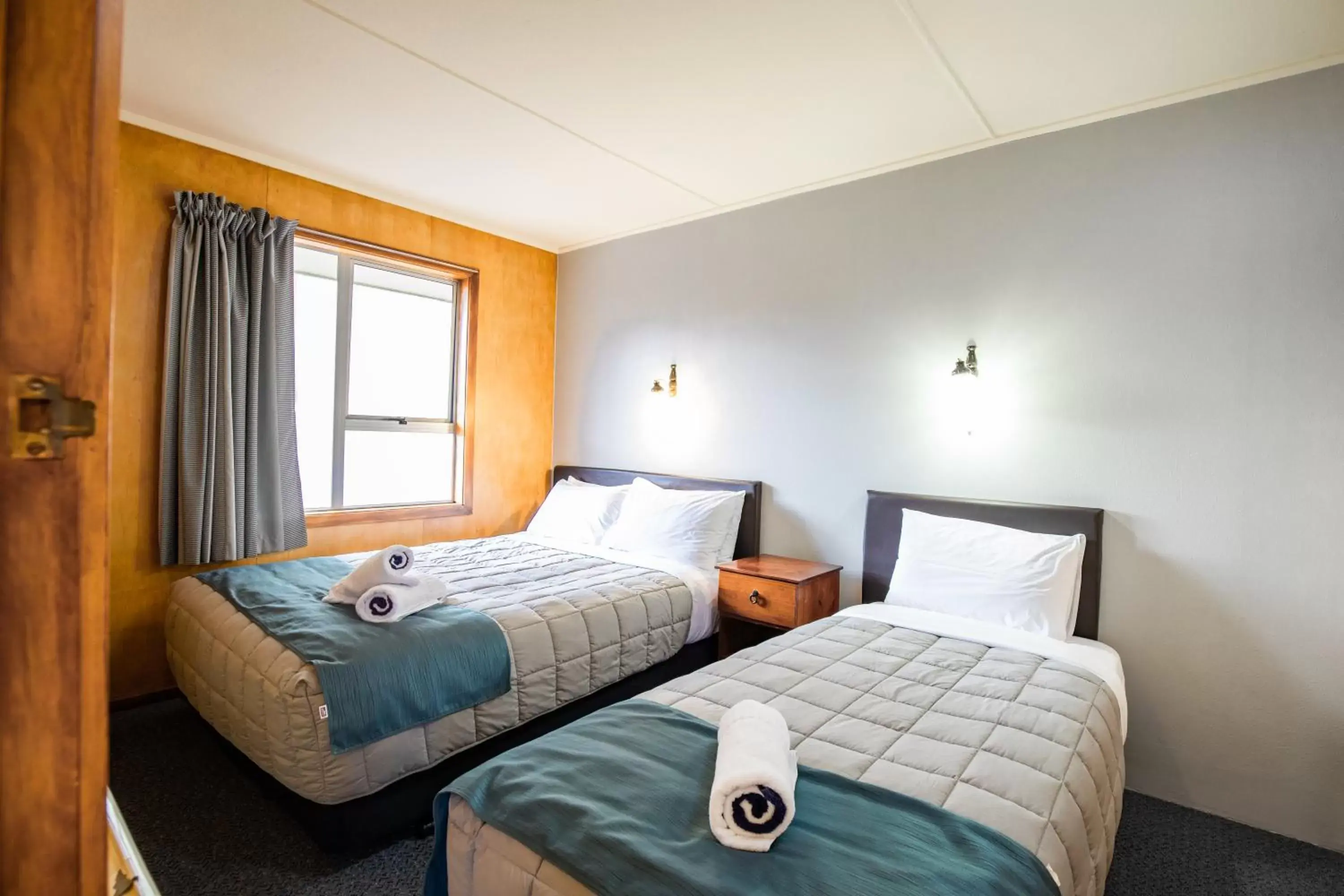 Bedroom, Bed in Alpine View Motel