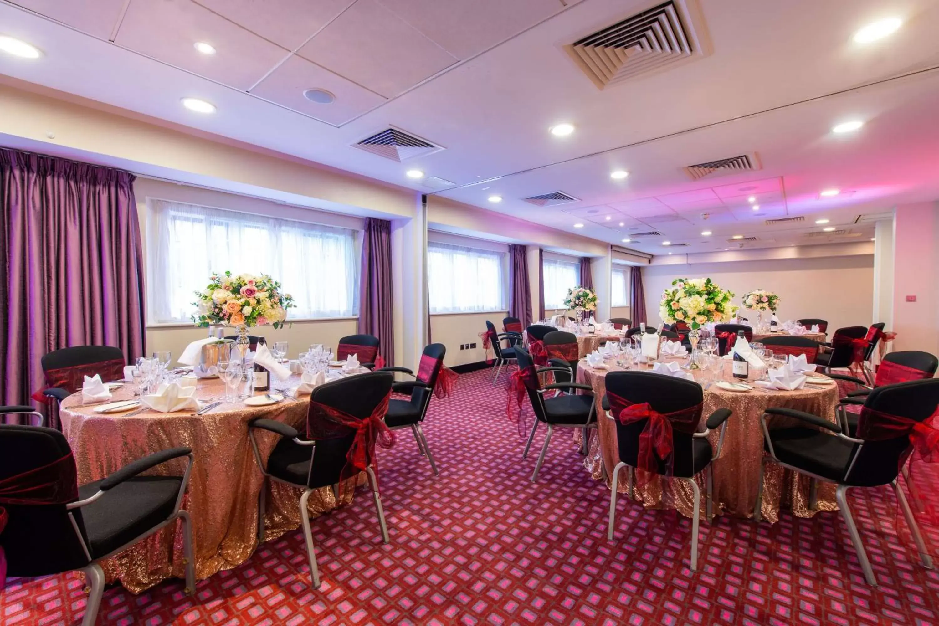 Meeting/conference room, Restaurant/Places to Eat in DoubleTree by Hilton London Heathrow Airport