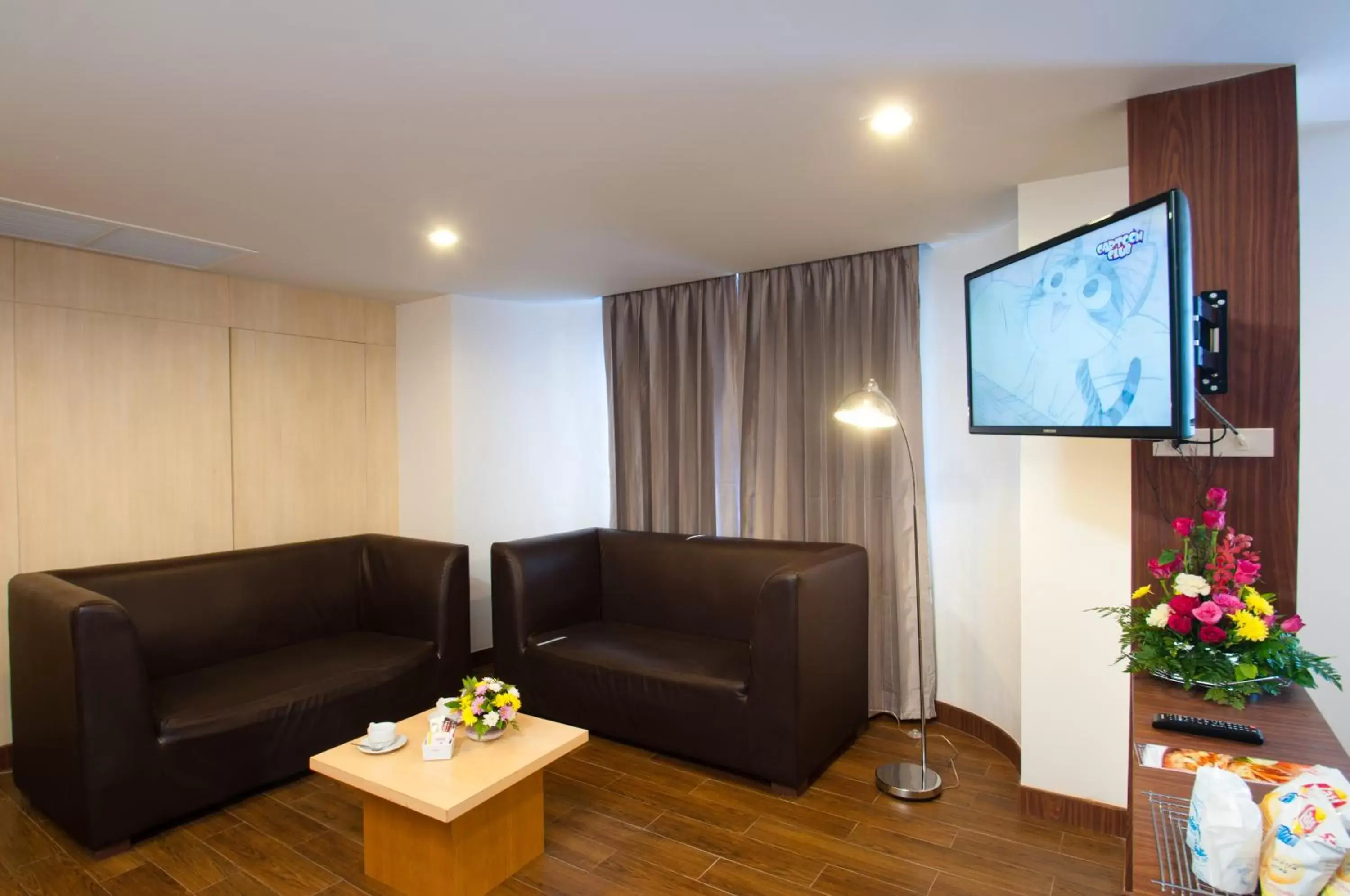 TV and multimedia, Seating Area in Flipper Lodge Hotel - SHA Extra Plus